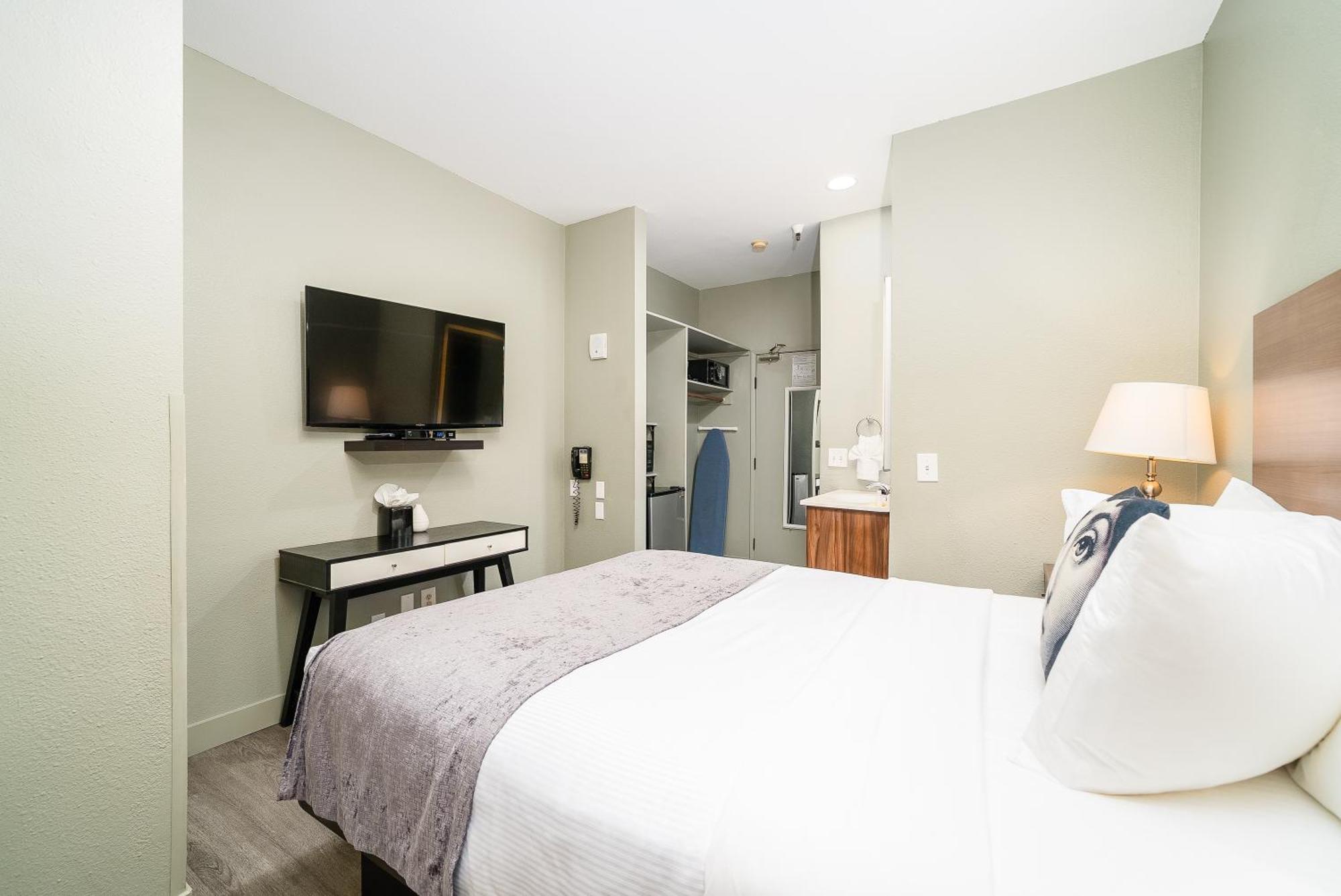 Deluxe Queen Room