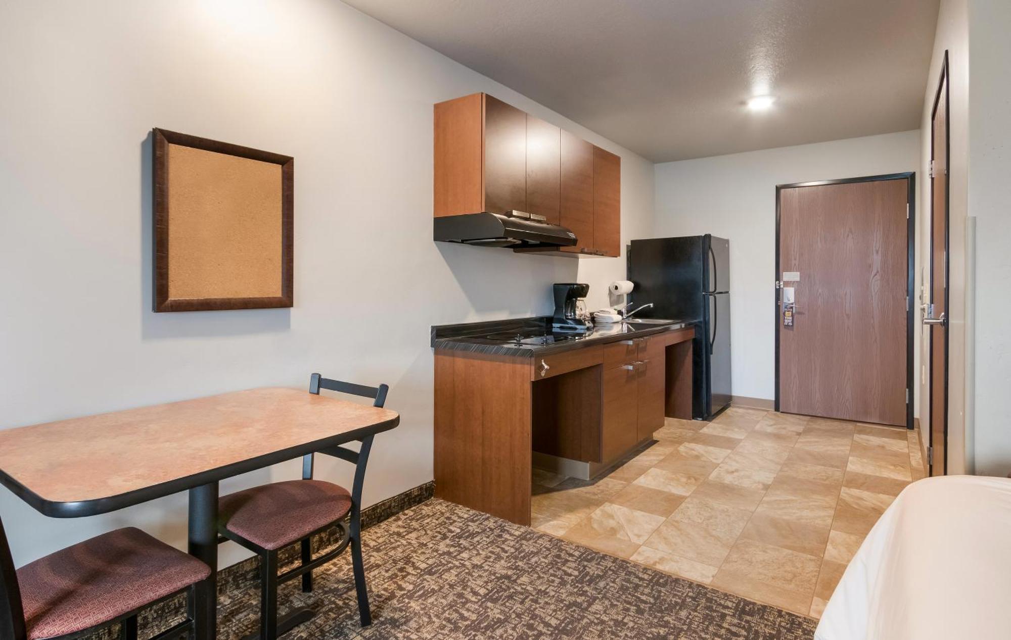 Queen Room - Hearing & Mobility Accessible - Roll In Shower
