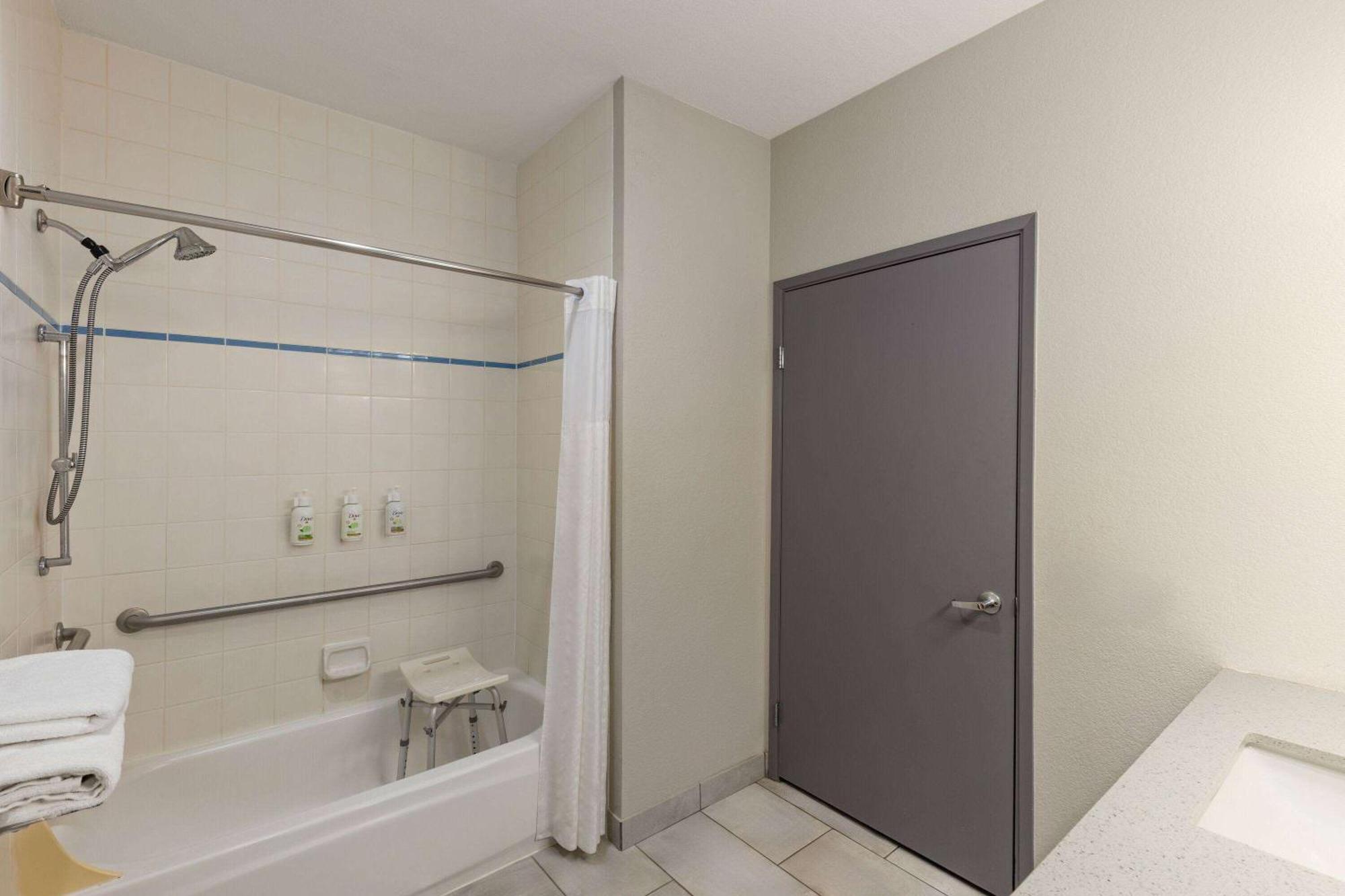 Queen Room Mobility Access Bathtub Grab Bars Non-Smoking
