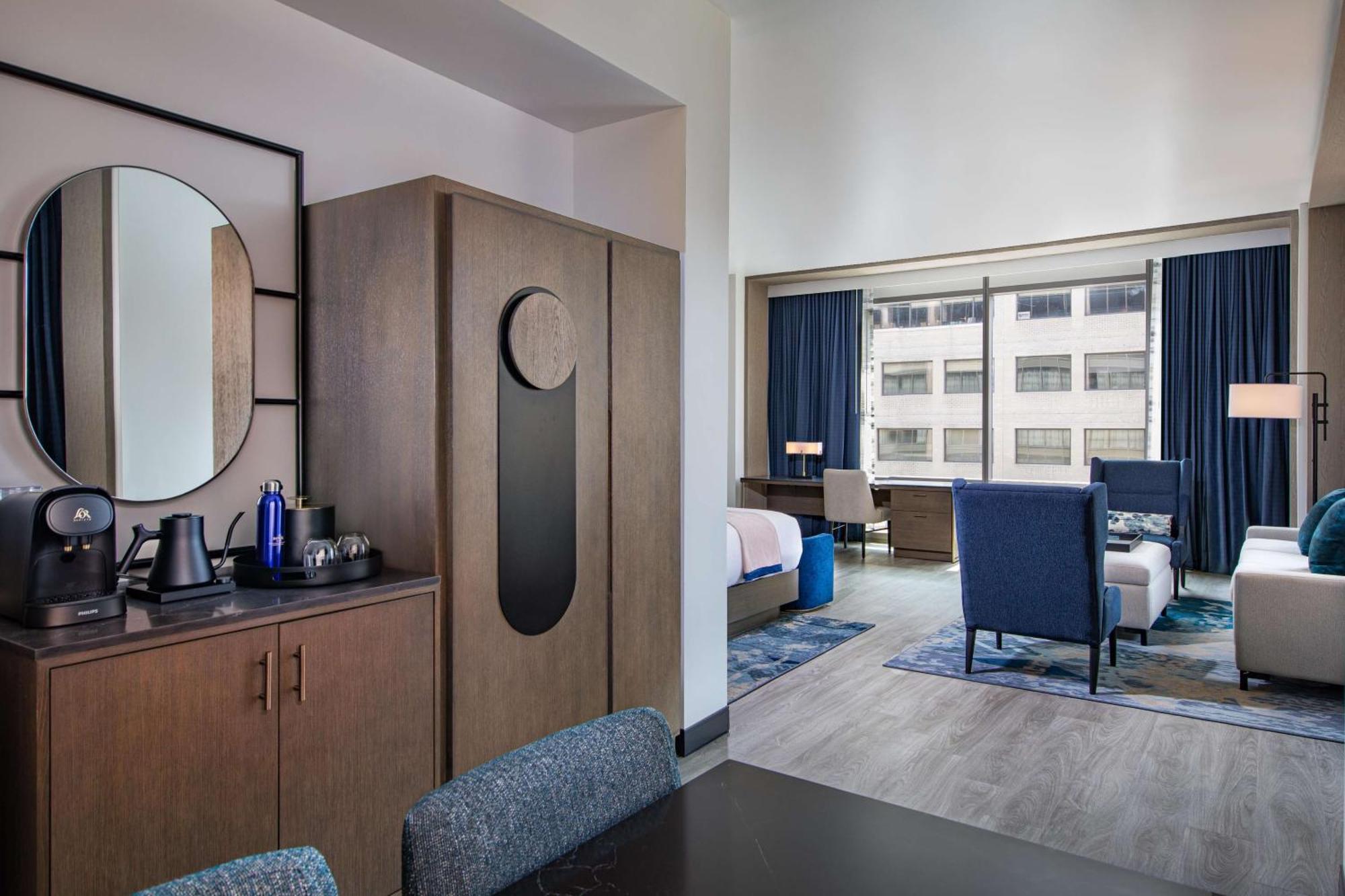 Jenkins Hill Suite - King and Sofabed