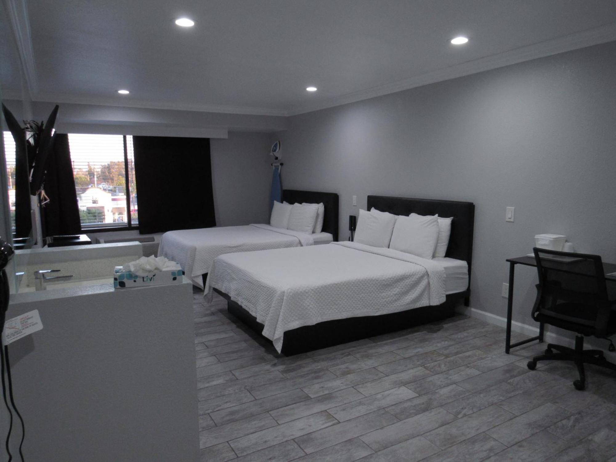 Quadruple Room Two Queen Beds Non Smoking