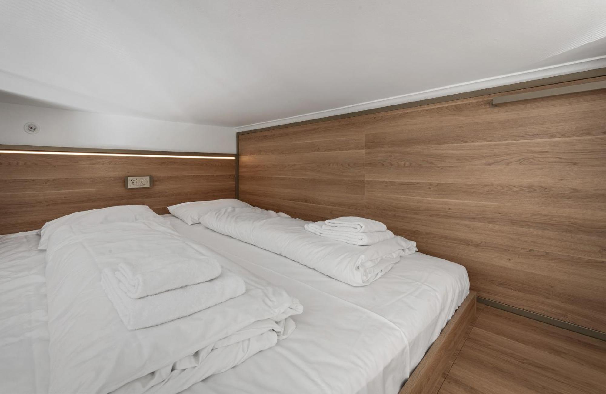 Single Bed 12-Bed Mixed Dormitory Room