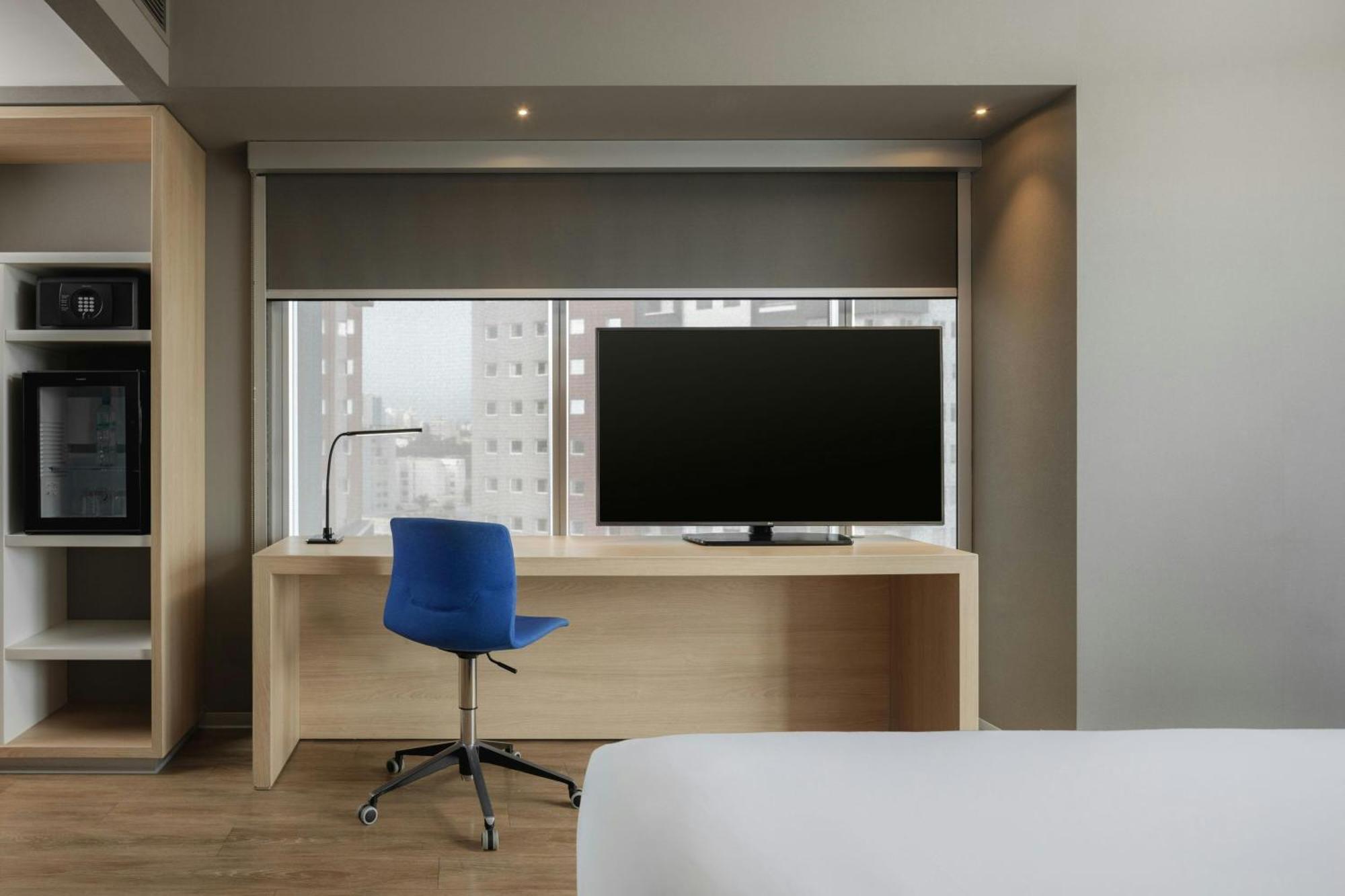Breezy Room Larger Guest Room 1 King