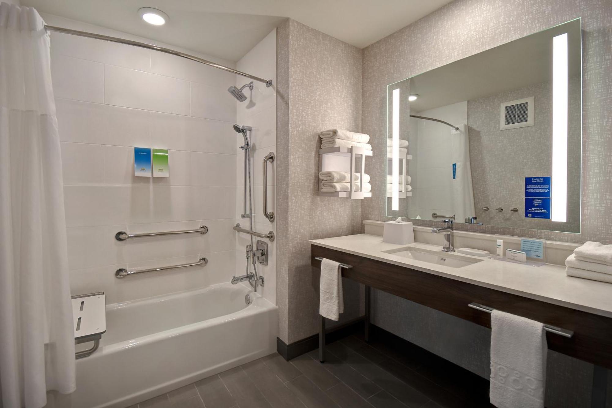 Queen Room Bath Tub Mobility Access or Non-Smoking