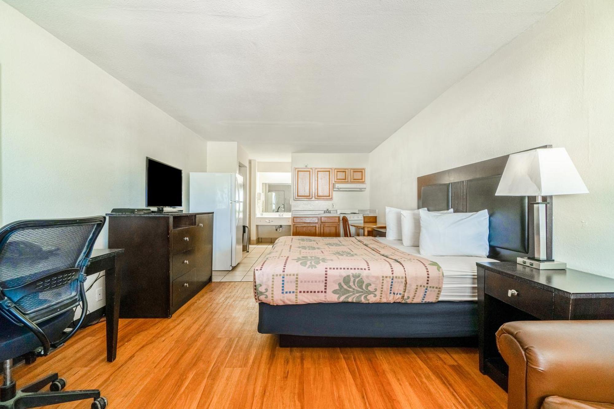 King Bed Smoking Kitchenette