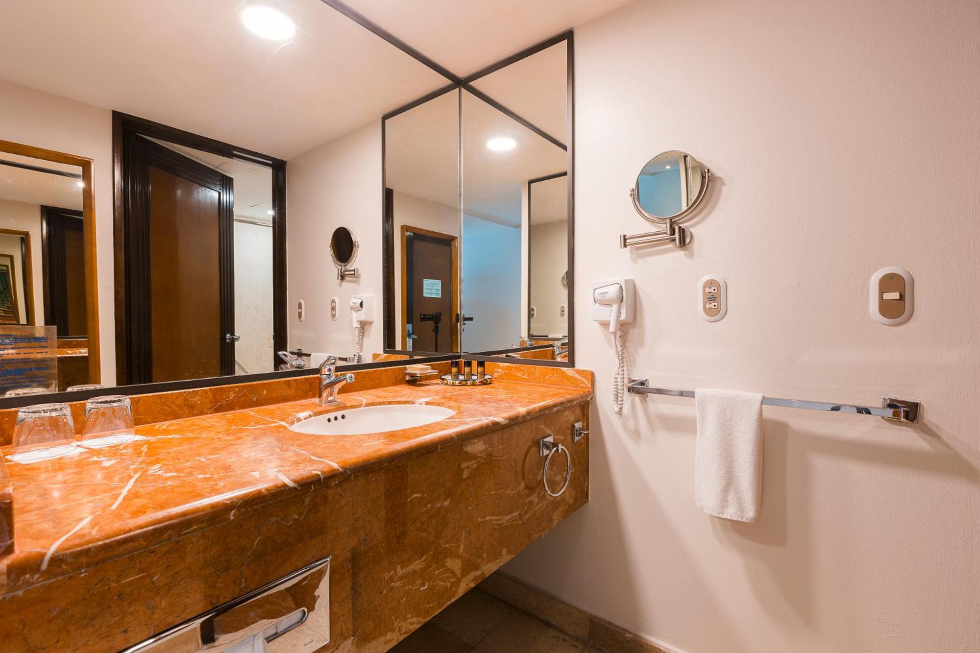 Habitación Doble Deluxe con balcón y vistas al mar