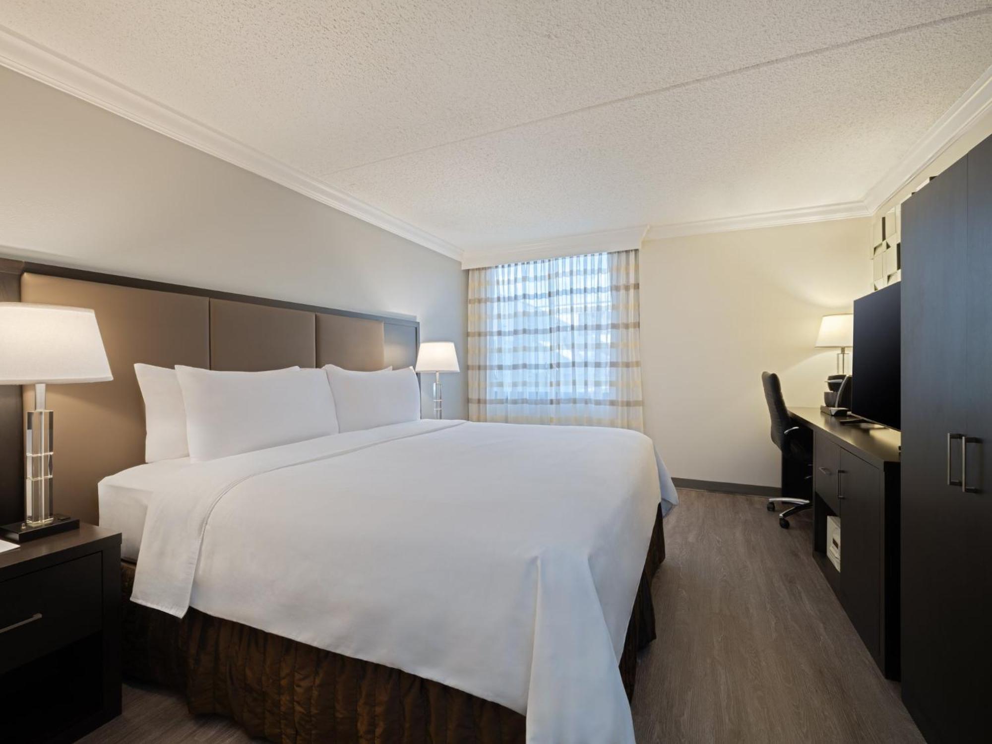 Standard King Room with Roll-In Shower - Communications Access