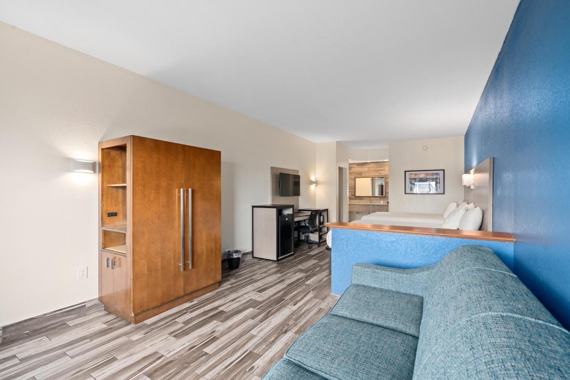 Studio Suite Two Double Beds Non-Smoking