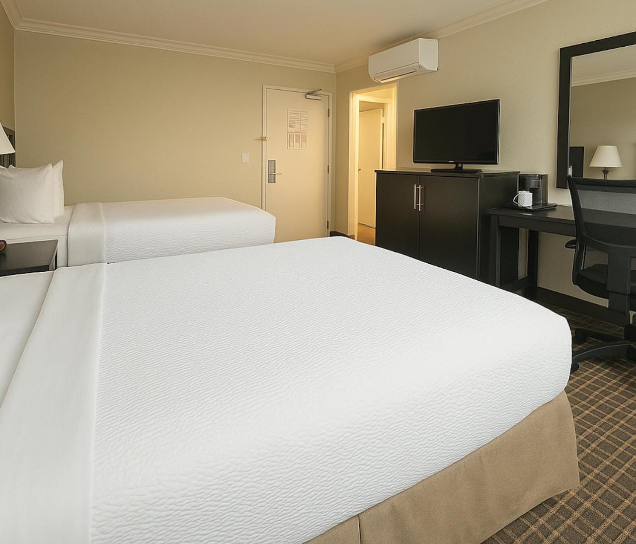 2 Double Beds