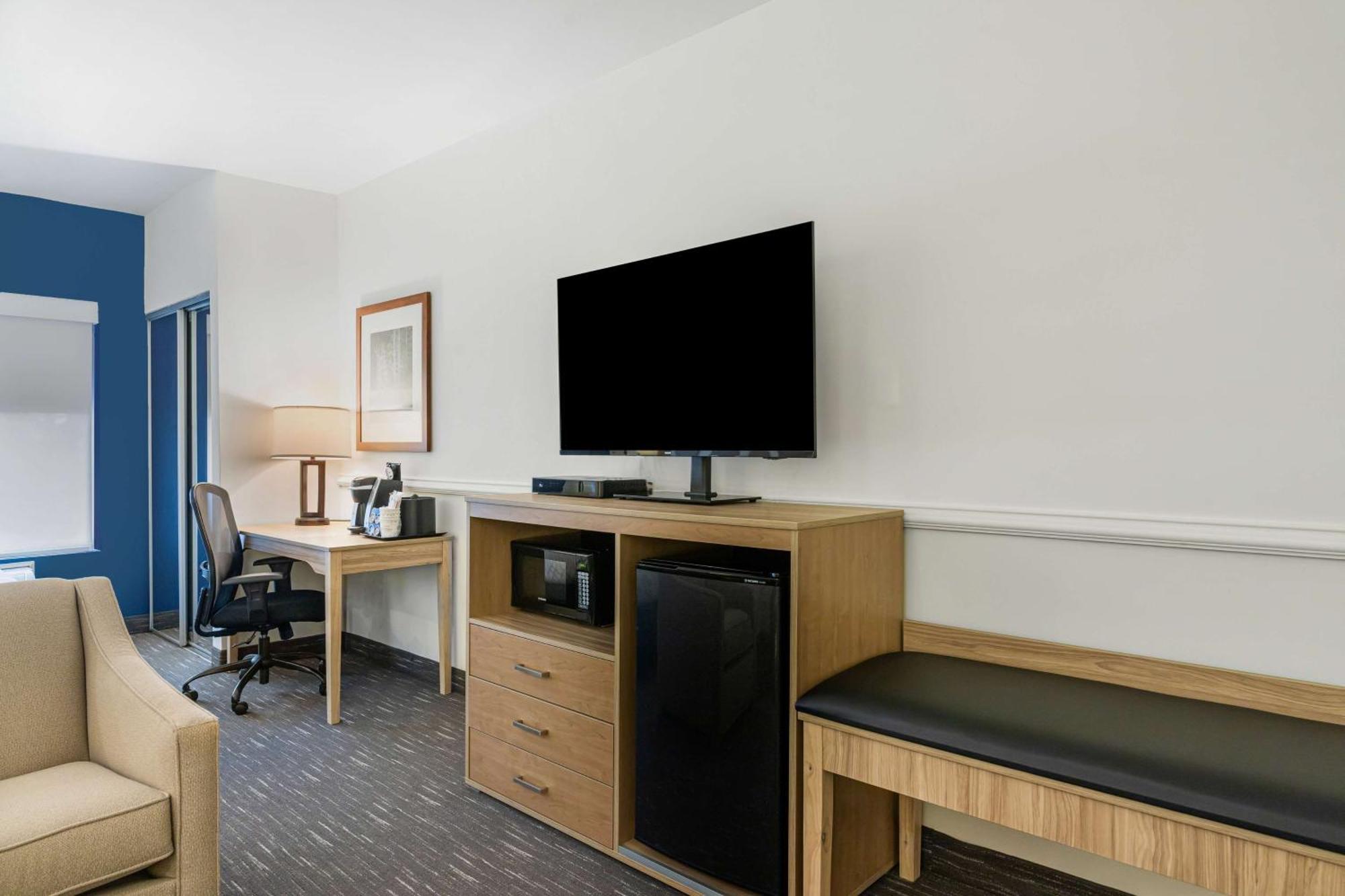 King Suite Sofa Bed Wet Bar Non-Smoking