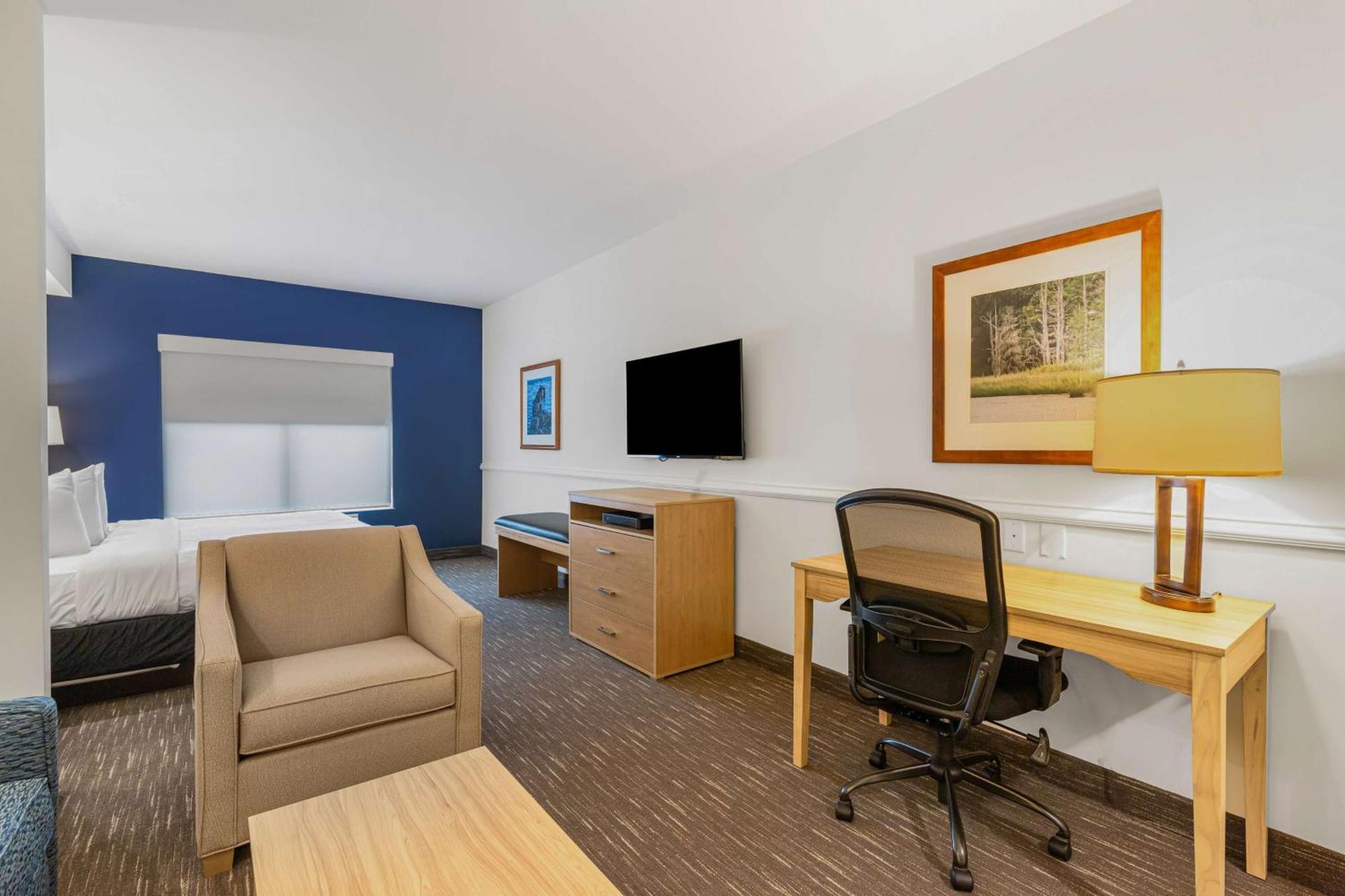 King Suite Sofa Bed Wet Bar Non-Smoking