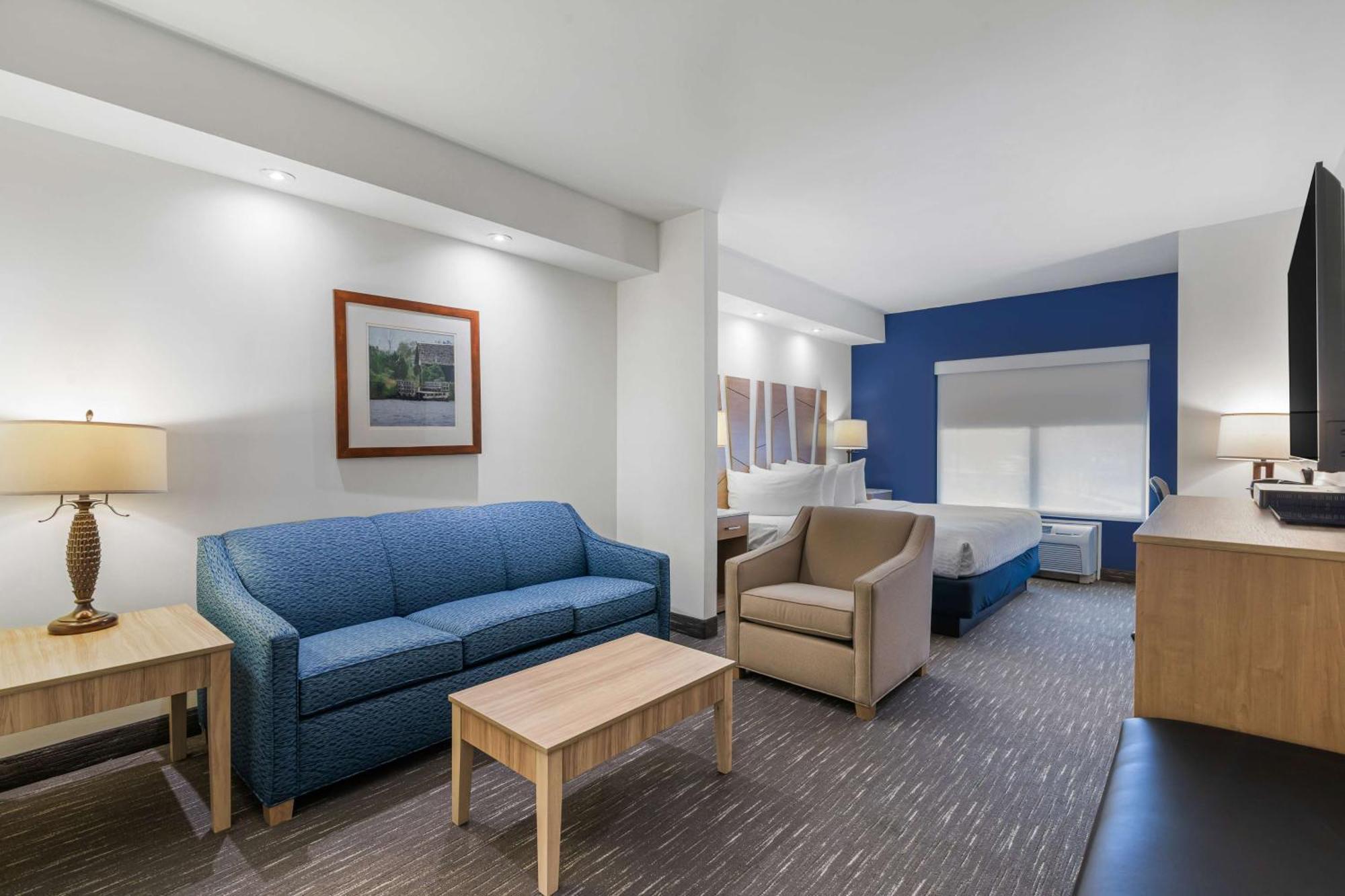 King Suite Sofa Bed Wet Bar Non-Smoking