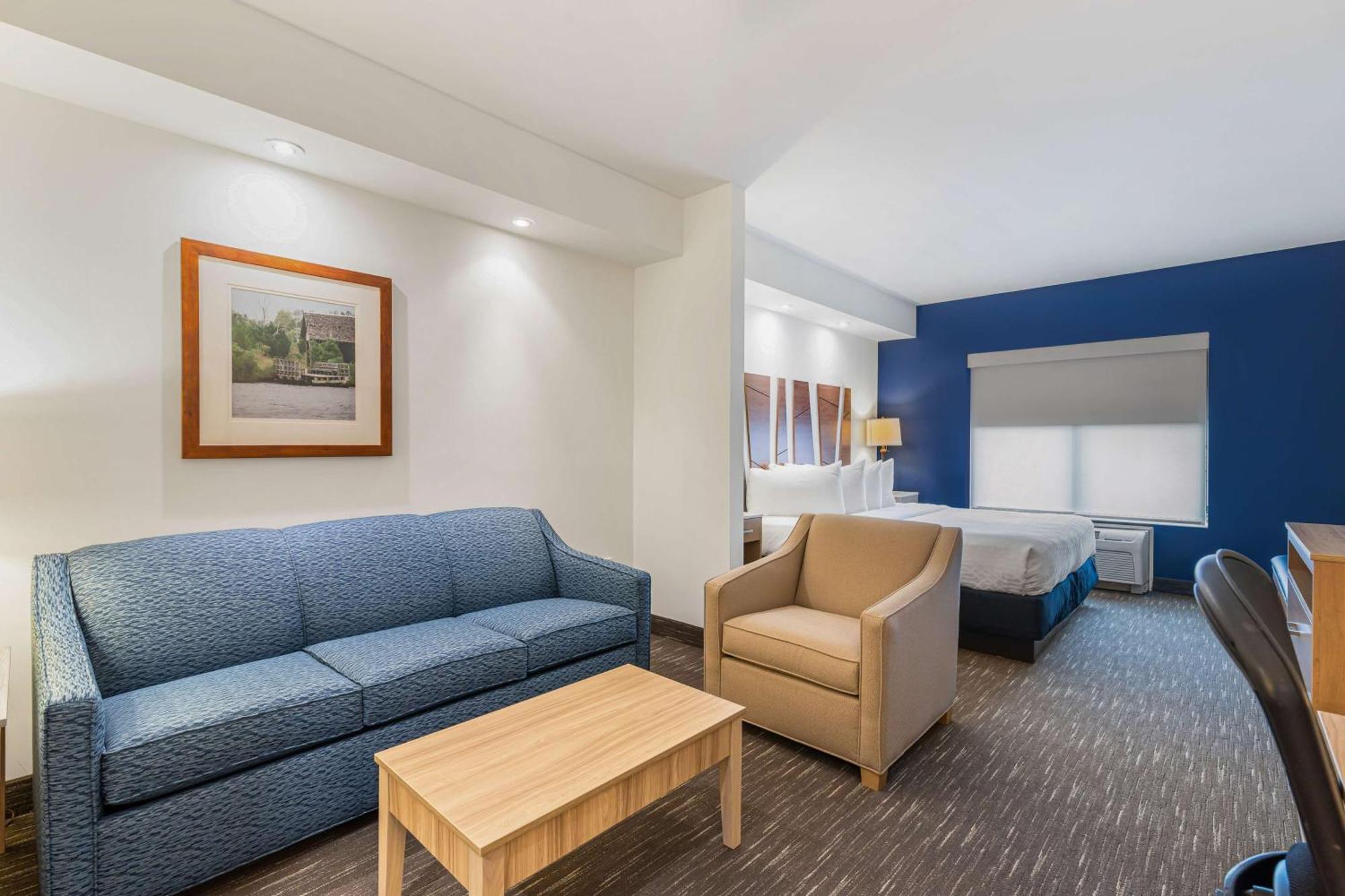 King Suite Sofa Bed Wet Bar Non-Smoking