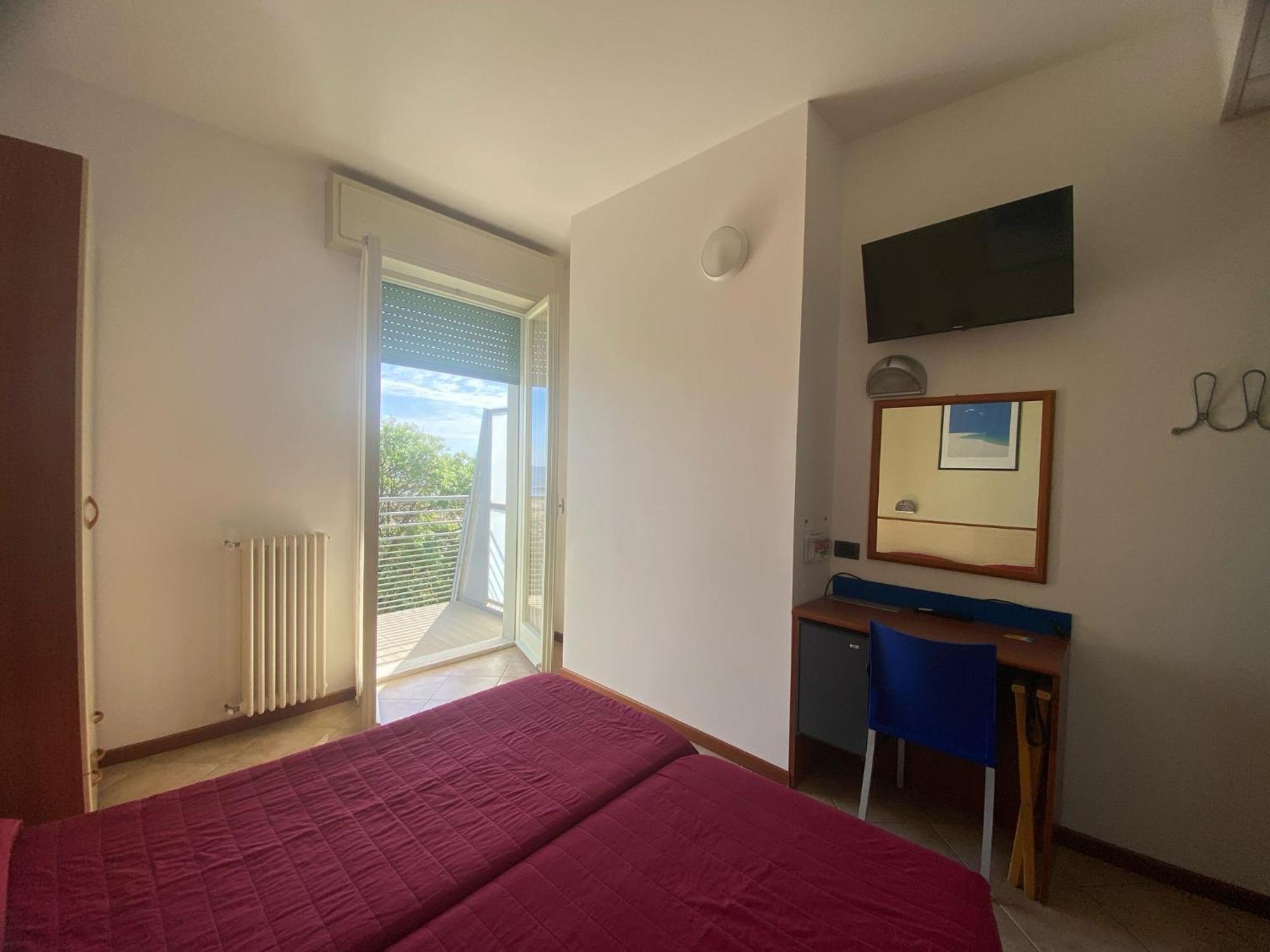 Camera Matrimoniale/Doppia con Letti Singoli con Vista Mare Parziale