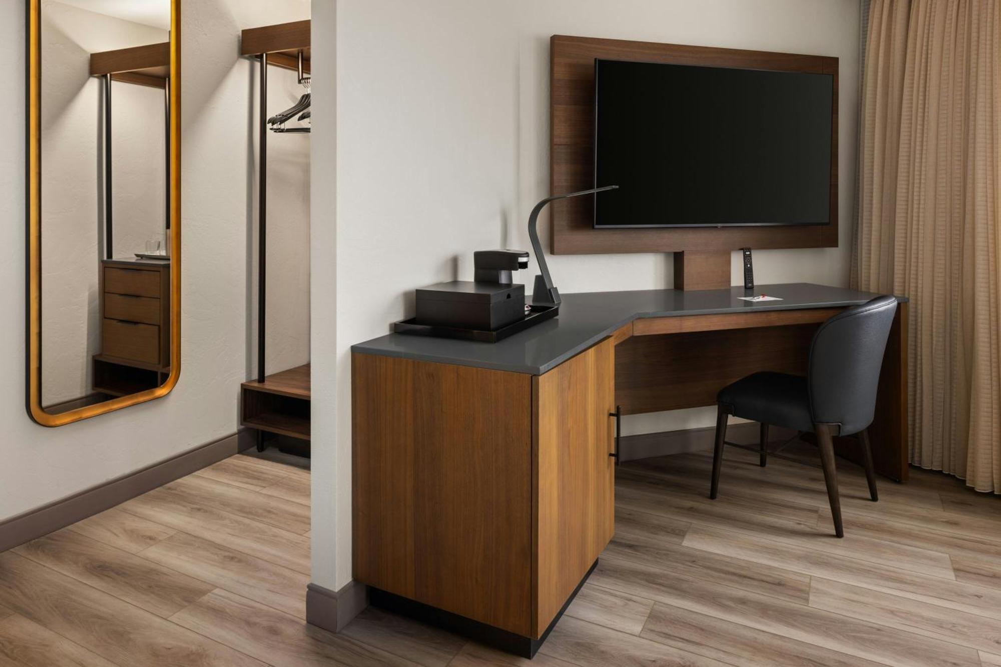 Deluxe King Room Waterview
