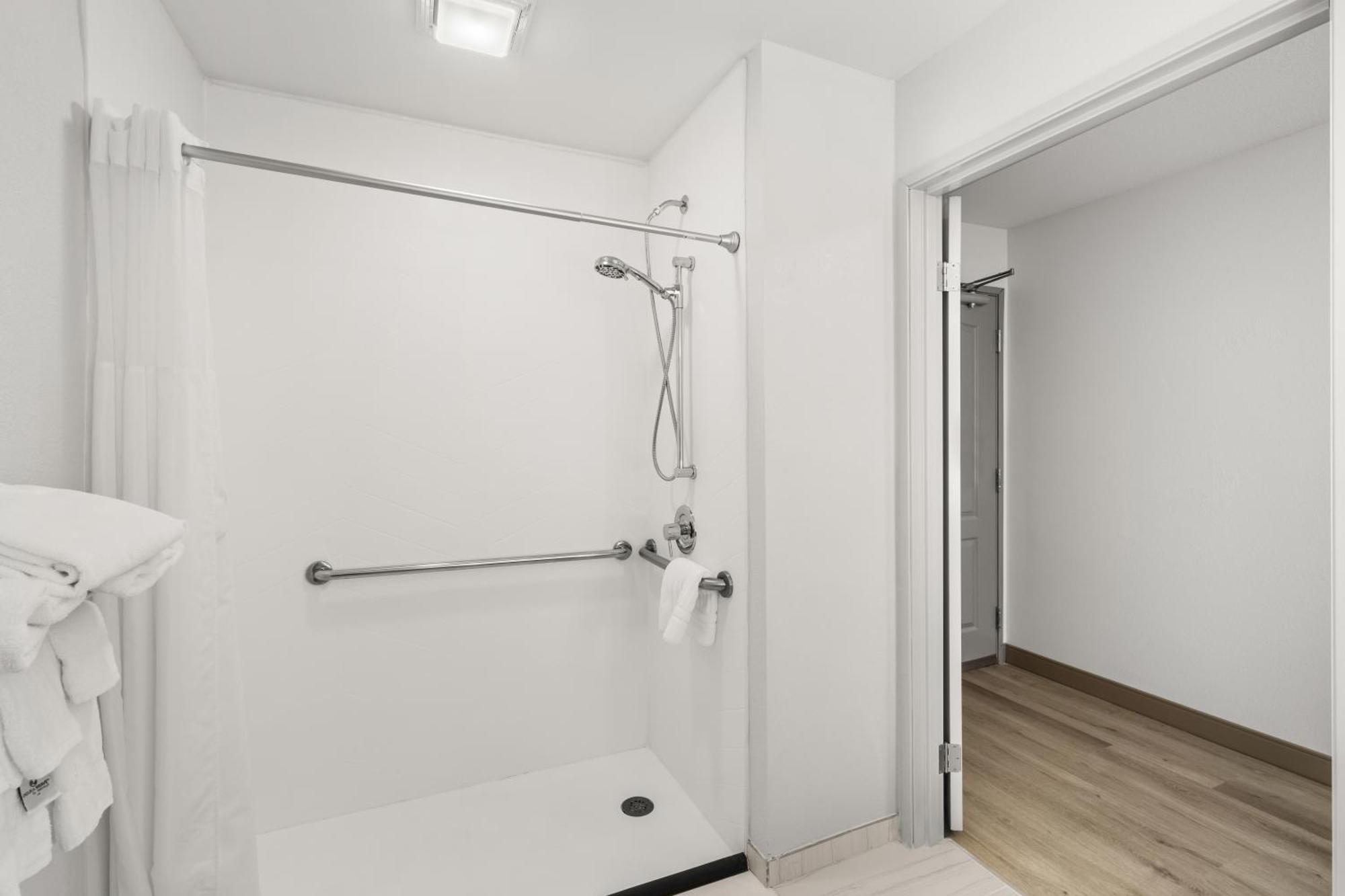 King Room with Roll-in Shower - Non-Smoking,1664673414:JPEG