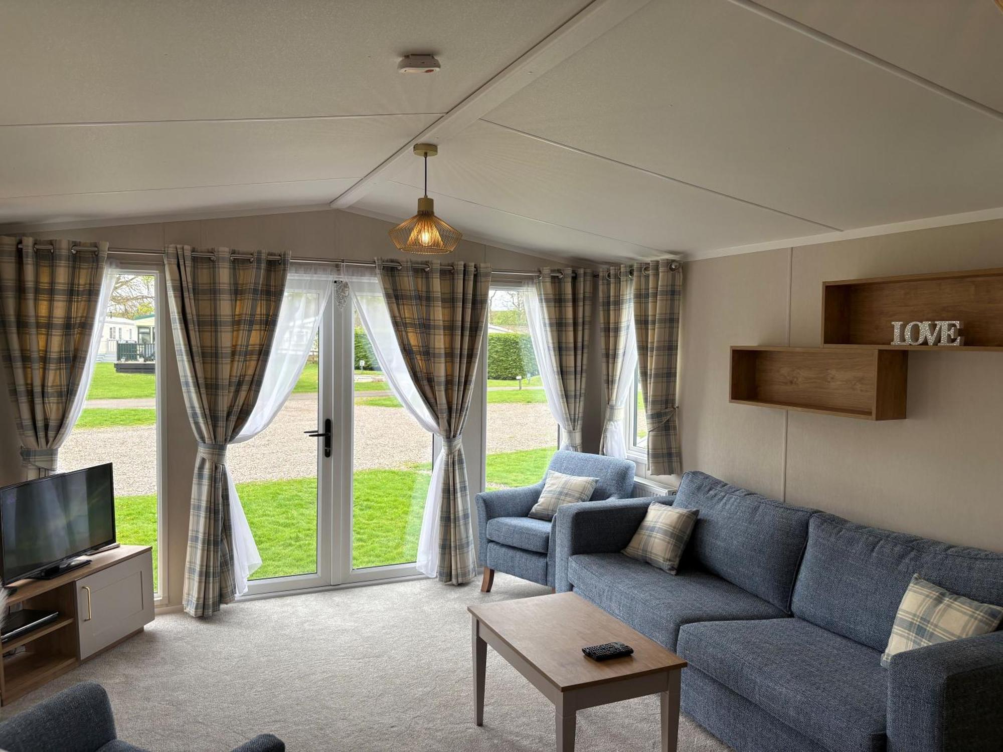 Luxury 2 Bedroom Caravan Hot Tub Pet Friendly