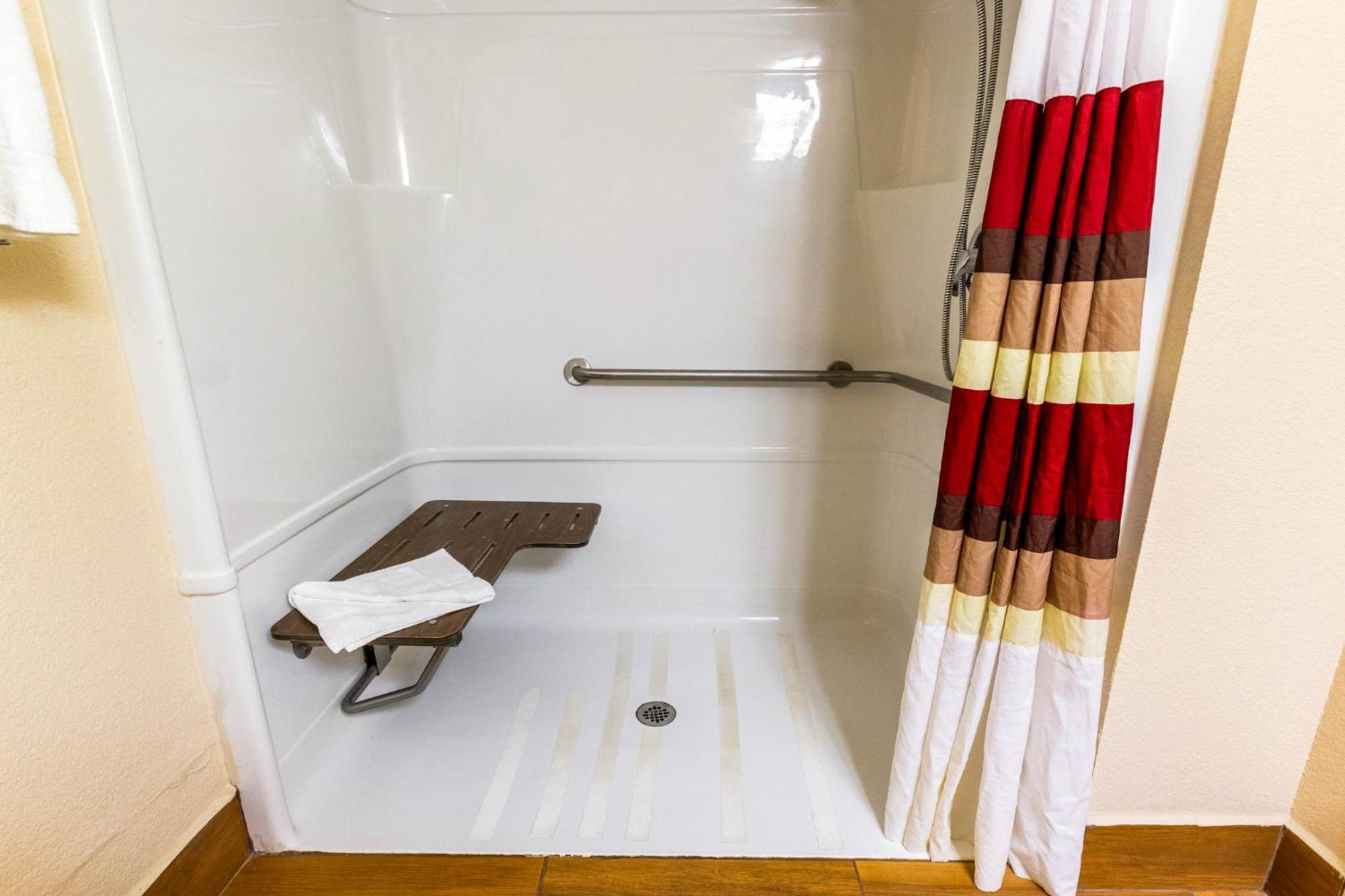 Deluxe King Room Disability Access Roll-ln Shower Non-Smoking