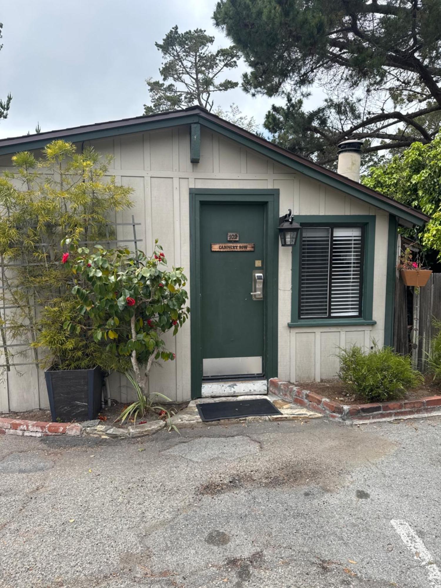 One-Bedroom Queen Cottage