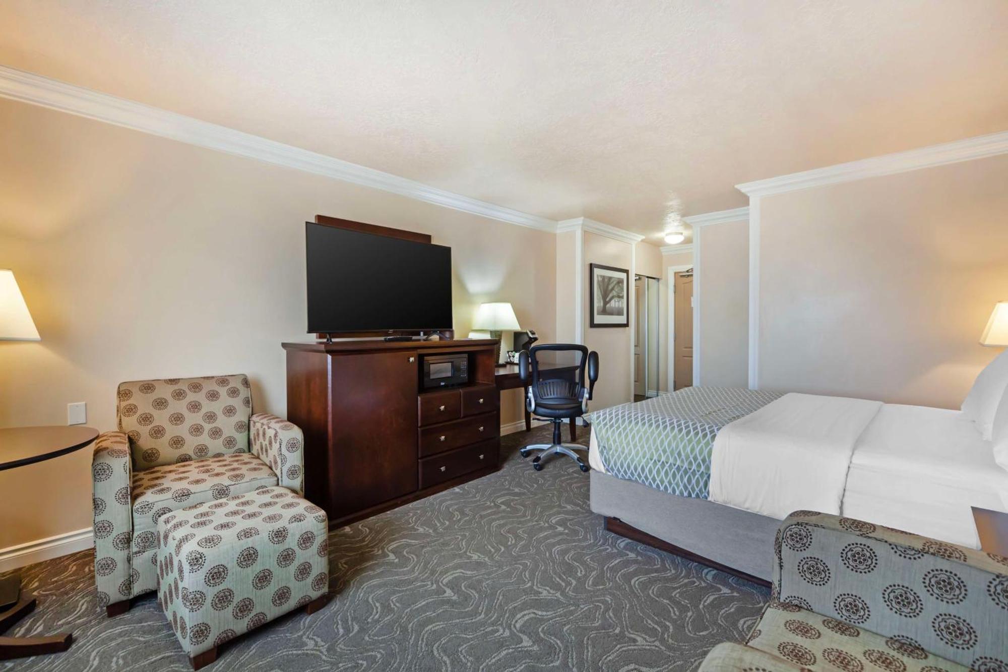 Queen Room Pet Friendly or Non-Smoking or Exterior Access
