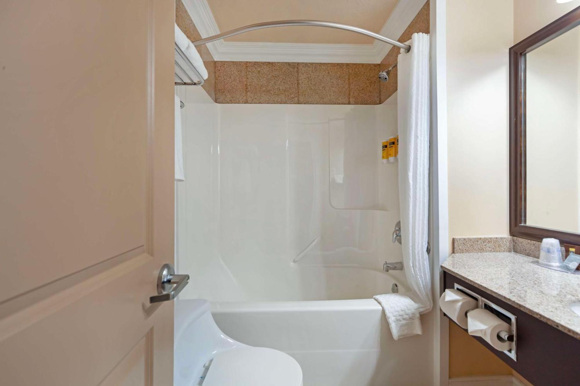 Queen Room Pet Friendly or Non-Smoking or Exterior Access