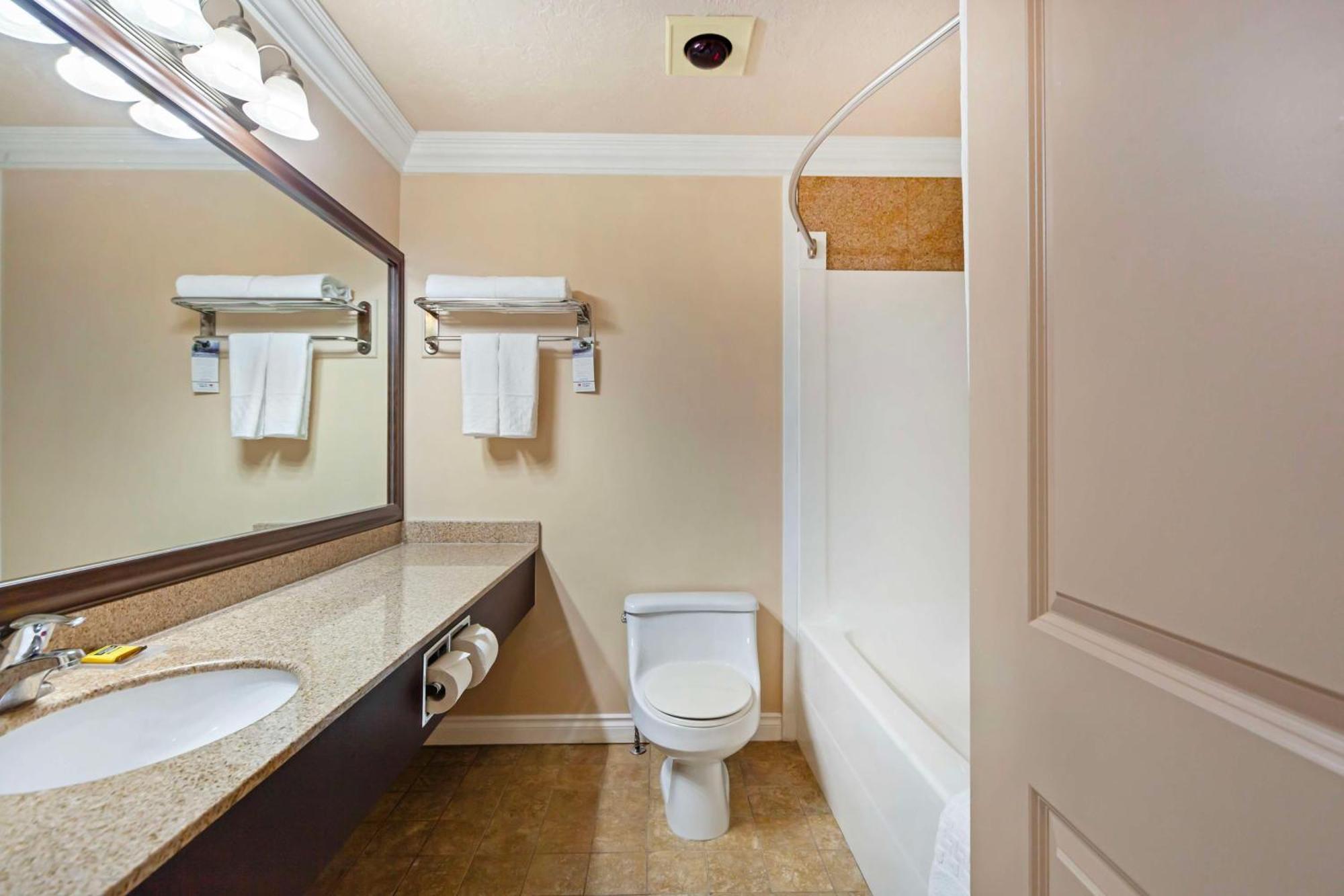 Queen Room Pet Friendly or Non-Smoking or Exterior Access