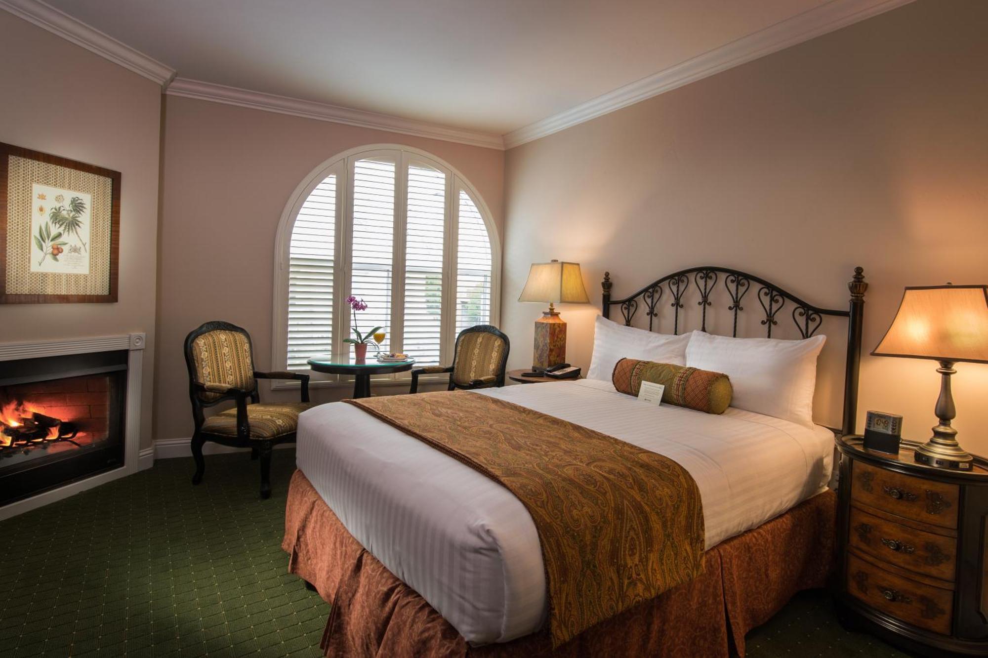 Deluxe Queen Room