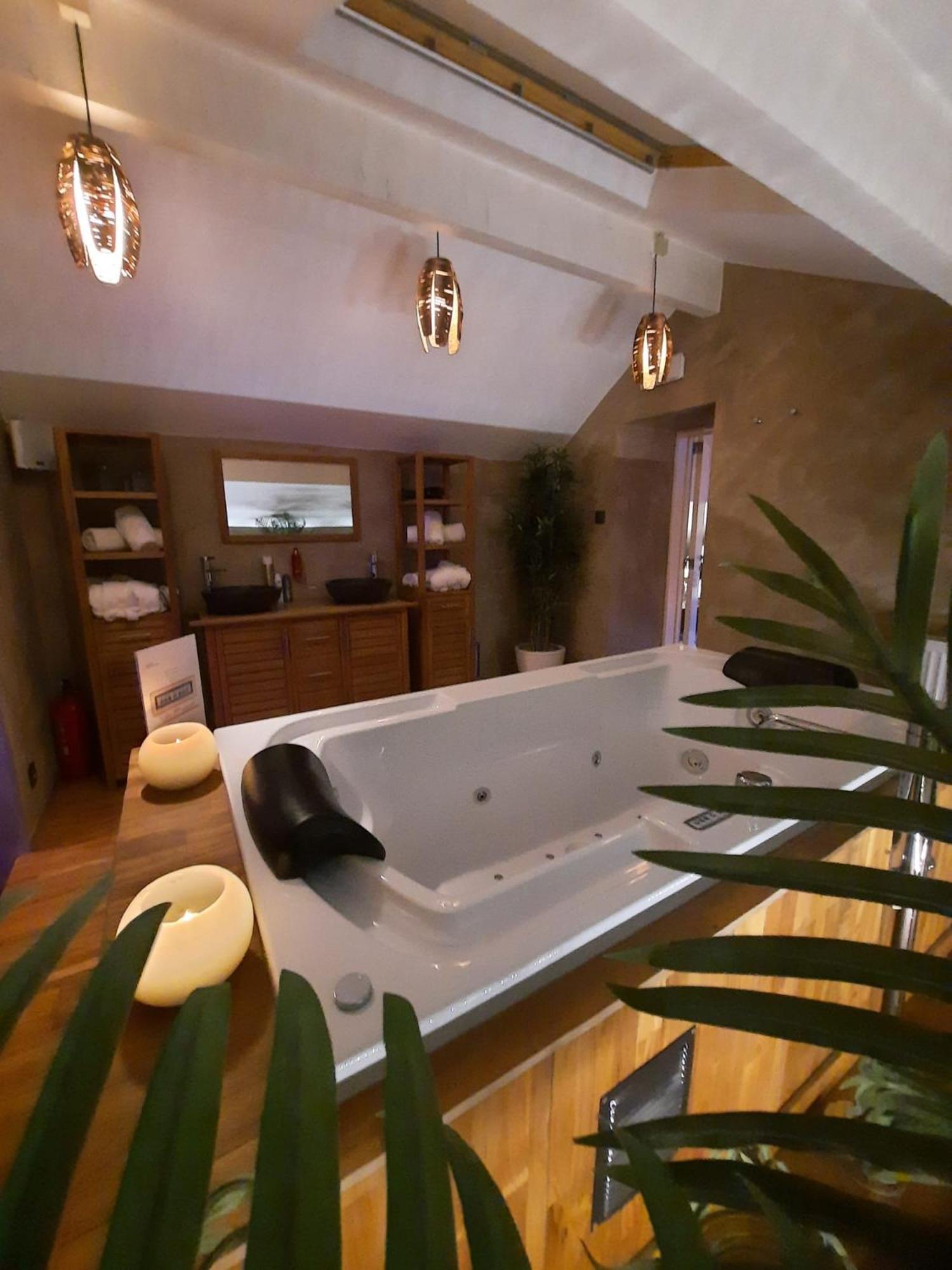 Deluxe Suite Spa Bath