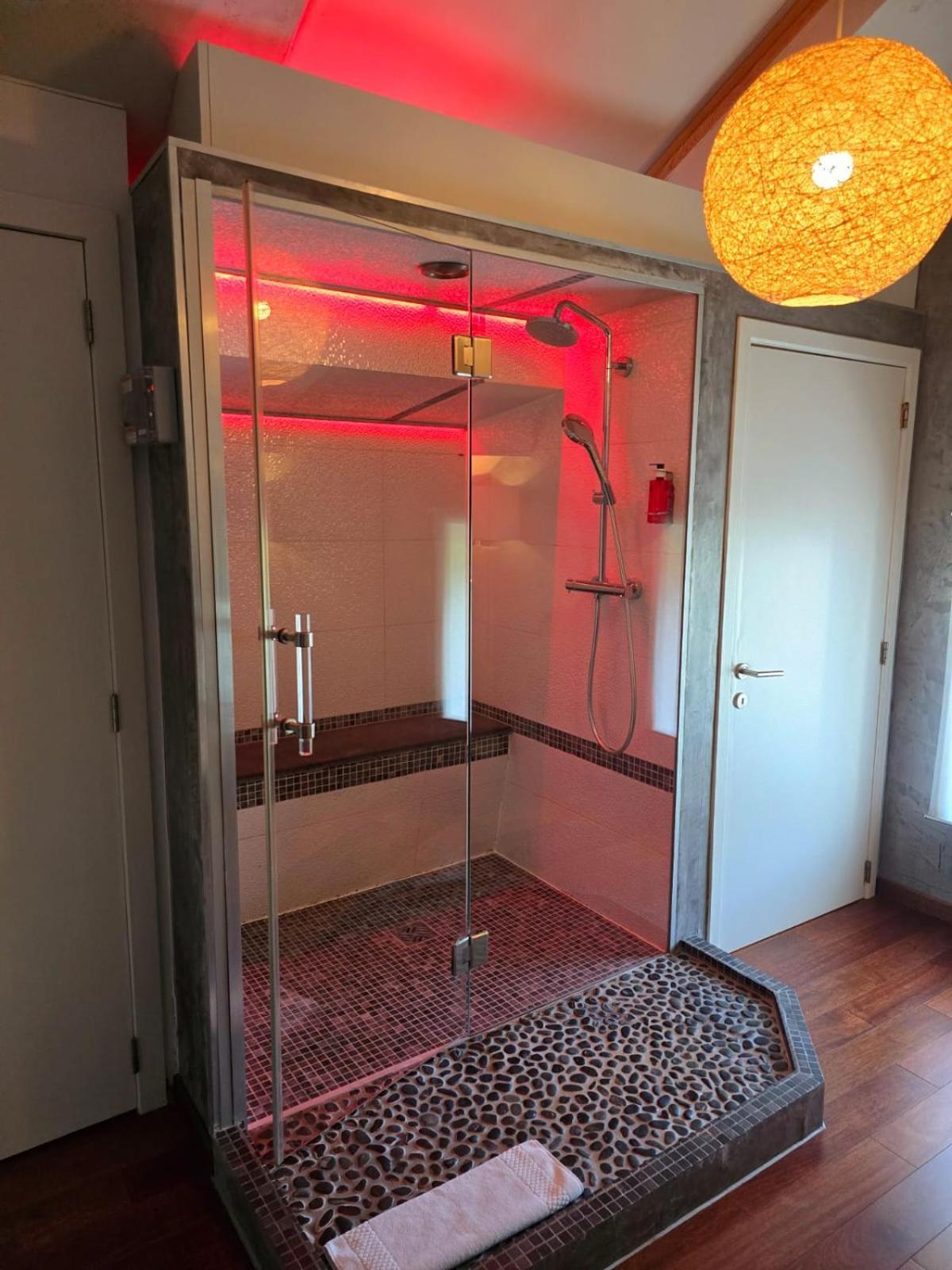 Deluxe Suite Spa Bath
