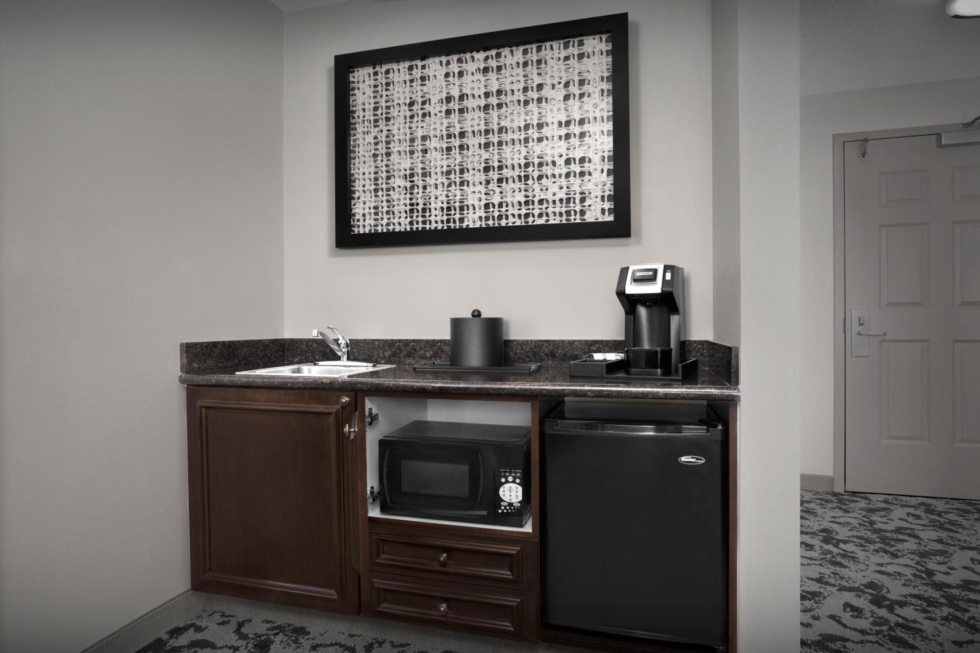 One-Bedroom King Suite Mobility Hearing Access Tub