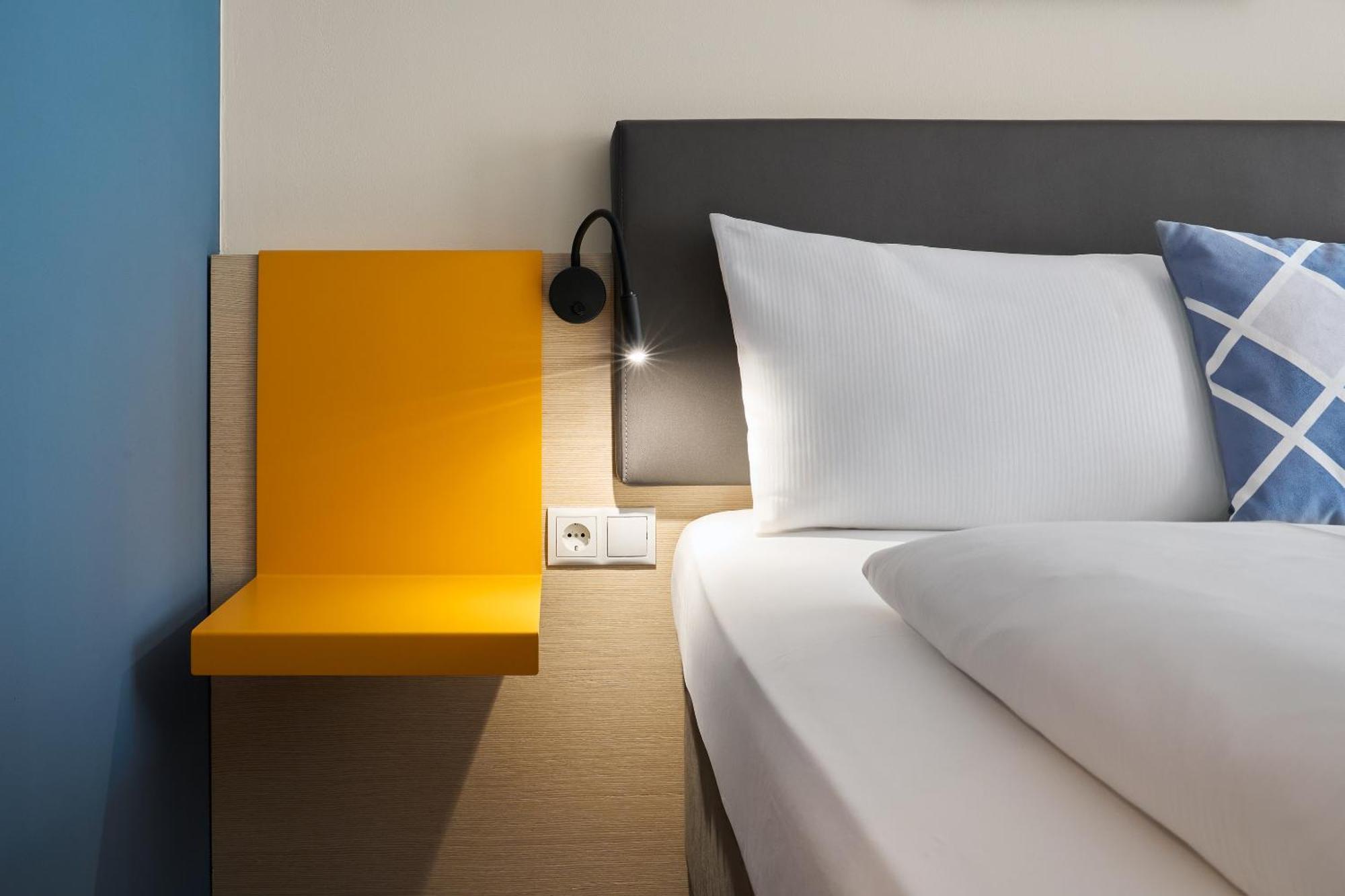 Standard Zimmer mit Queensize-Bett und Blick auf die Straße - barrierefrei