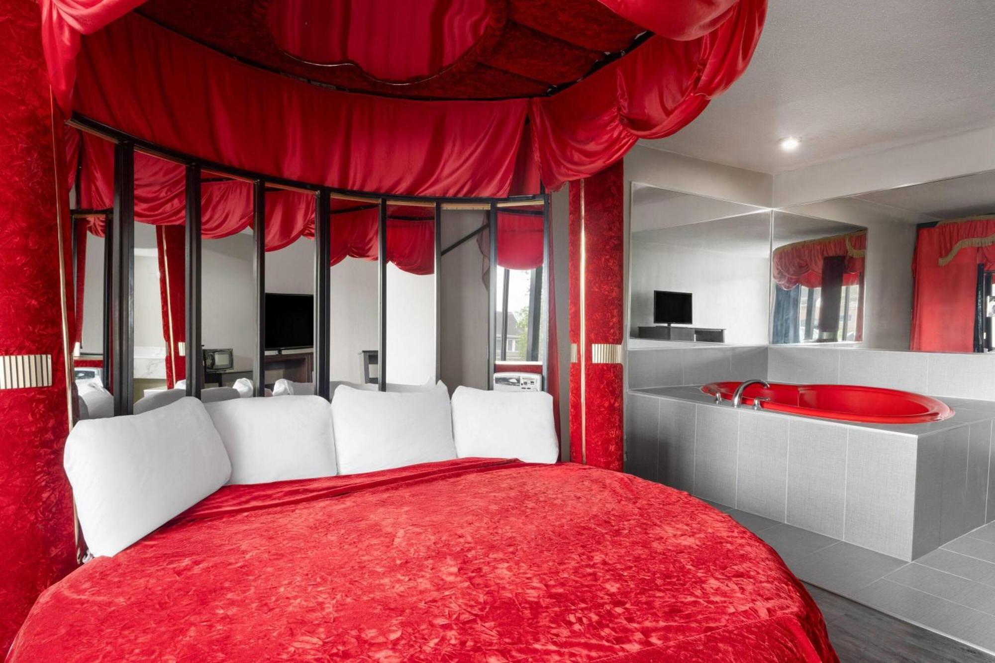 King Room Jetted Tub Non-Smoking
