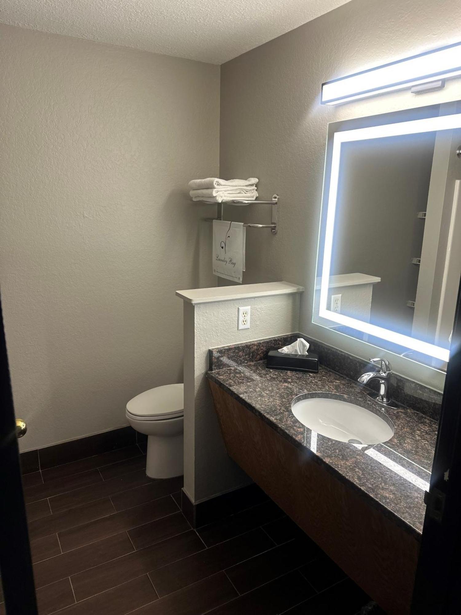 Deluxe King Room - Non-Smoking