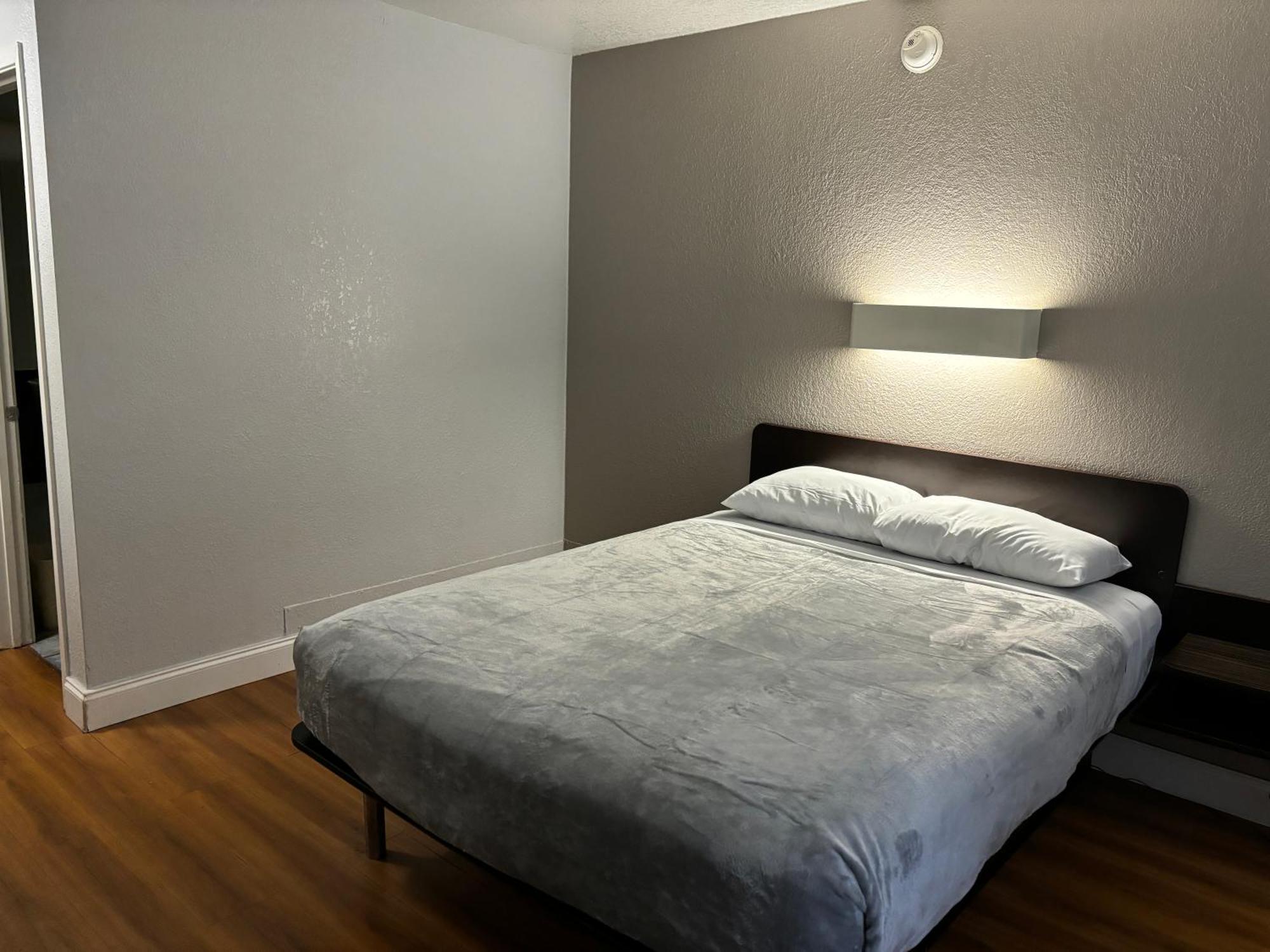 Queen Room Non-Smoking
