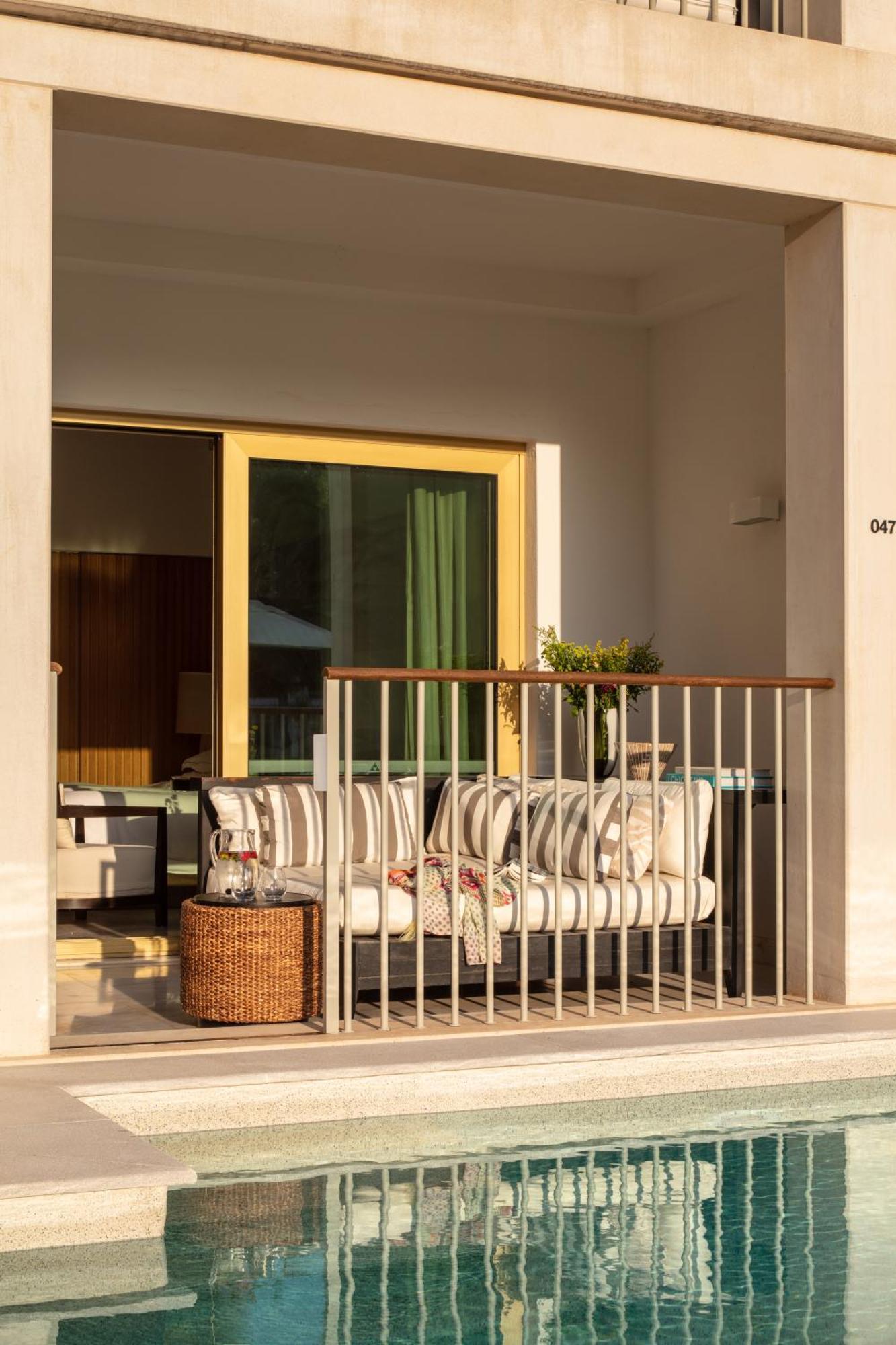 Signature Zimmer mit Kingsize-Bett, Balkon und Zugang zum Pool