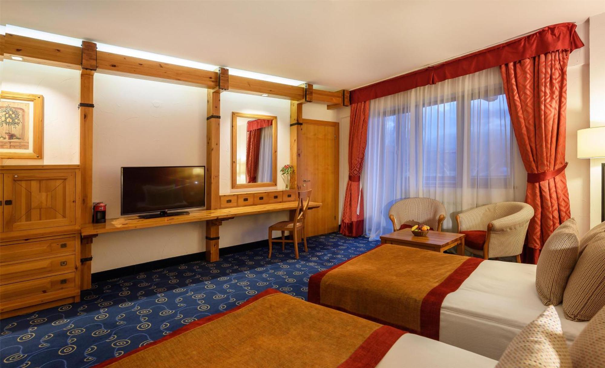 Deluxe Room Town View Twin Beds