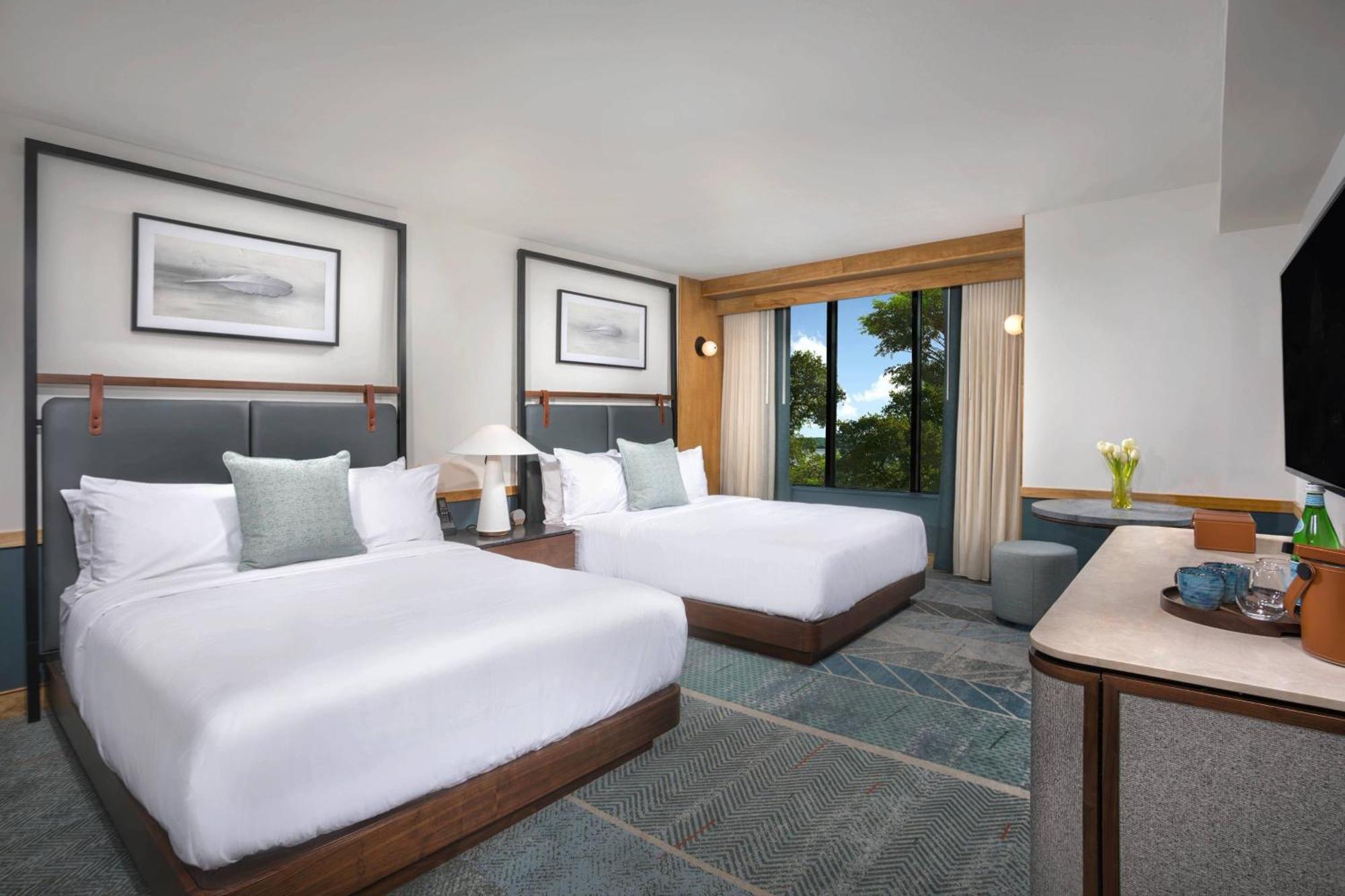 Queen Room Two Queen Beds Lake View