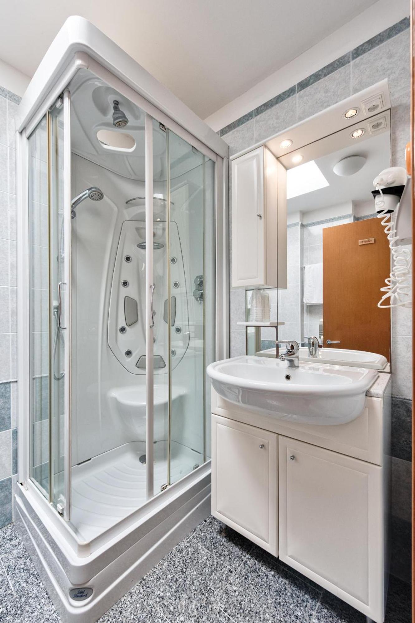 Family Room Bathroom,1669831702:JPEG
