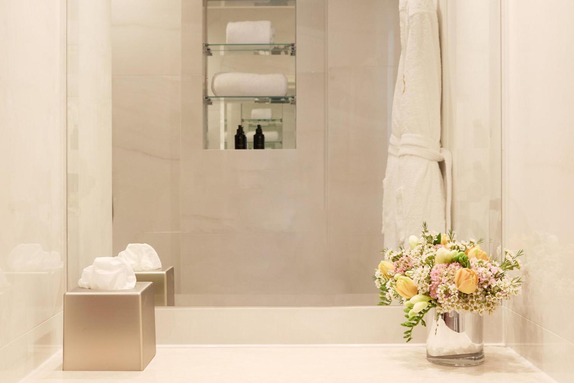 Victoria & Albert Suite