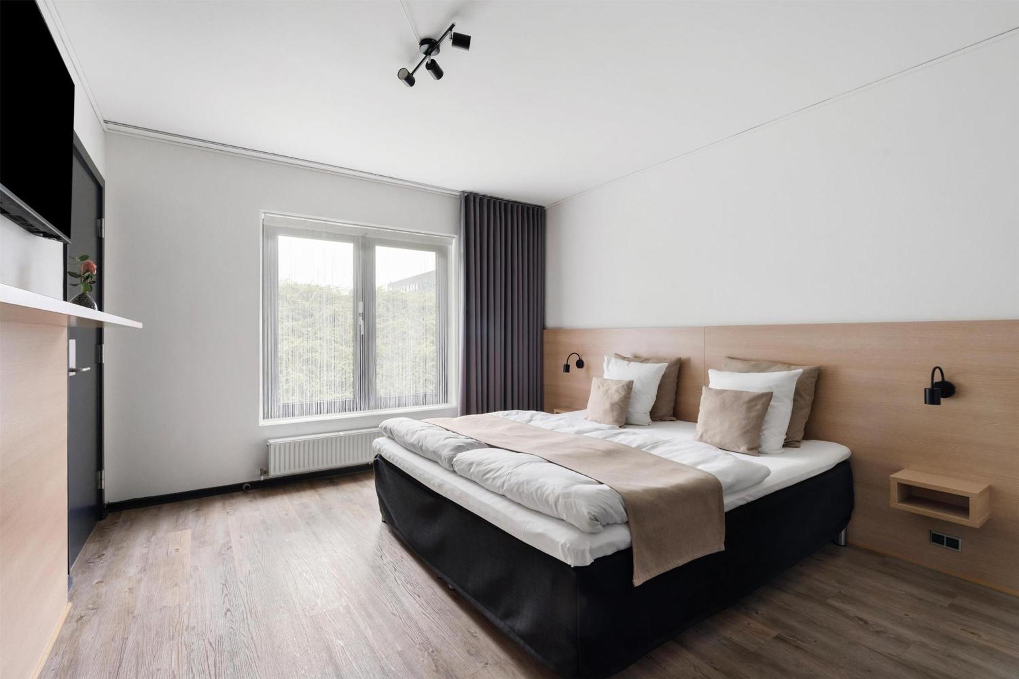 Family Room One Queen Bed Two Single Beds