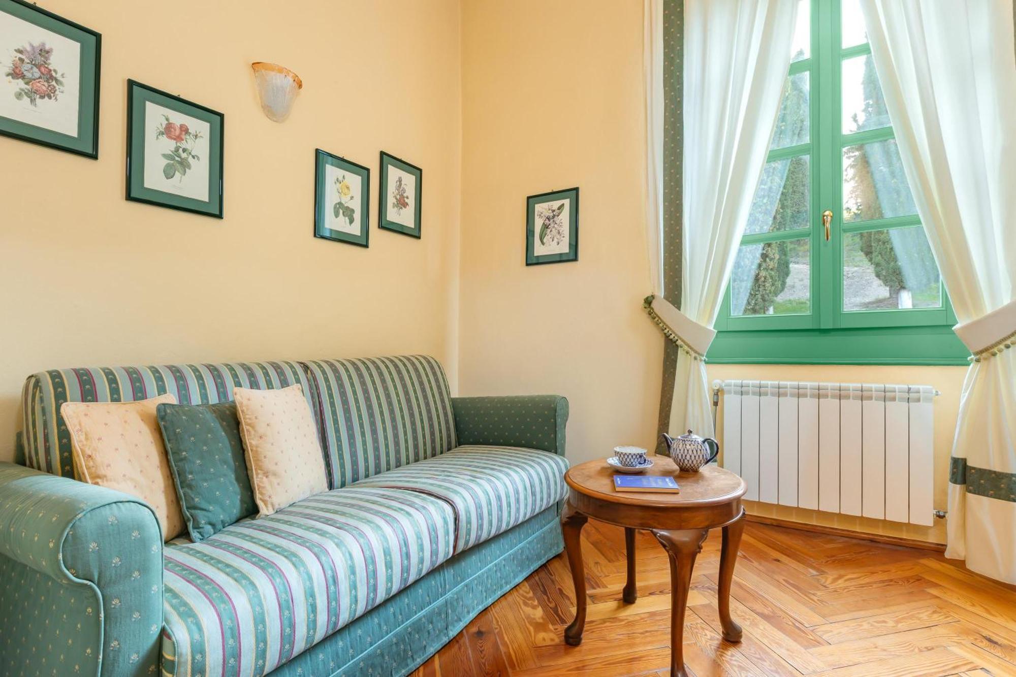 Junior Suite with Partial Lake View - Villa