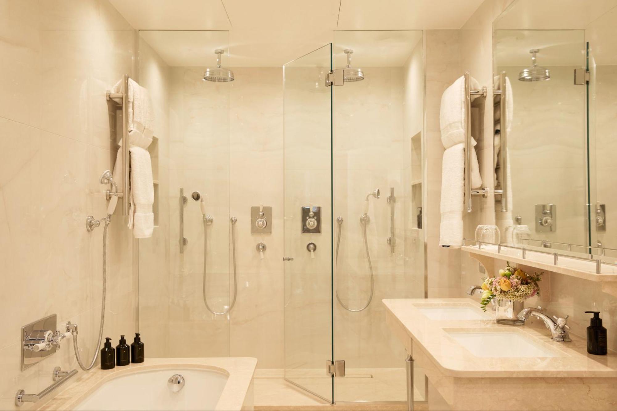 Victoria & Albert Suite
