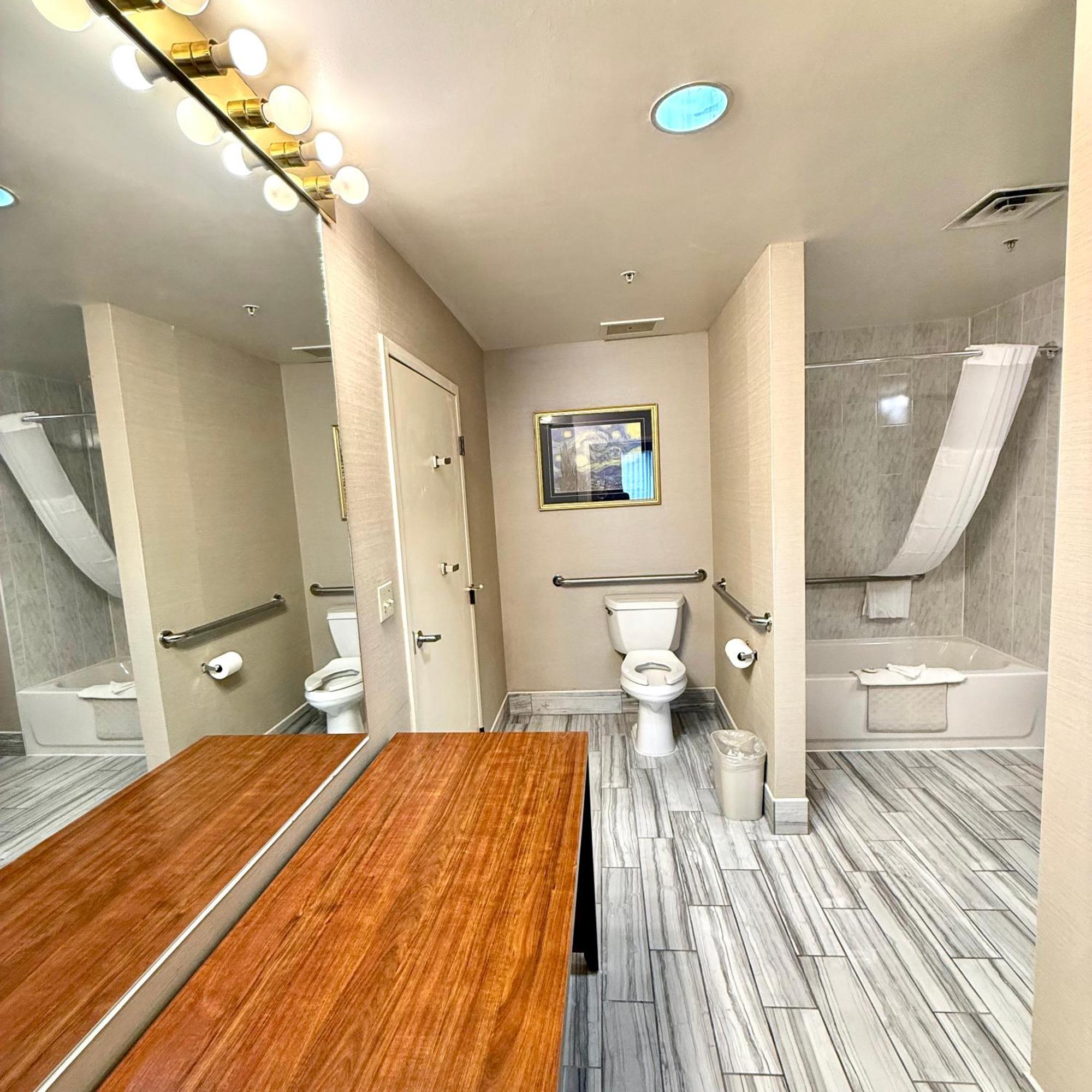 Deluxe Suite - Disability Access/Non-Smoking