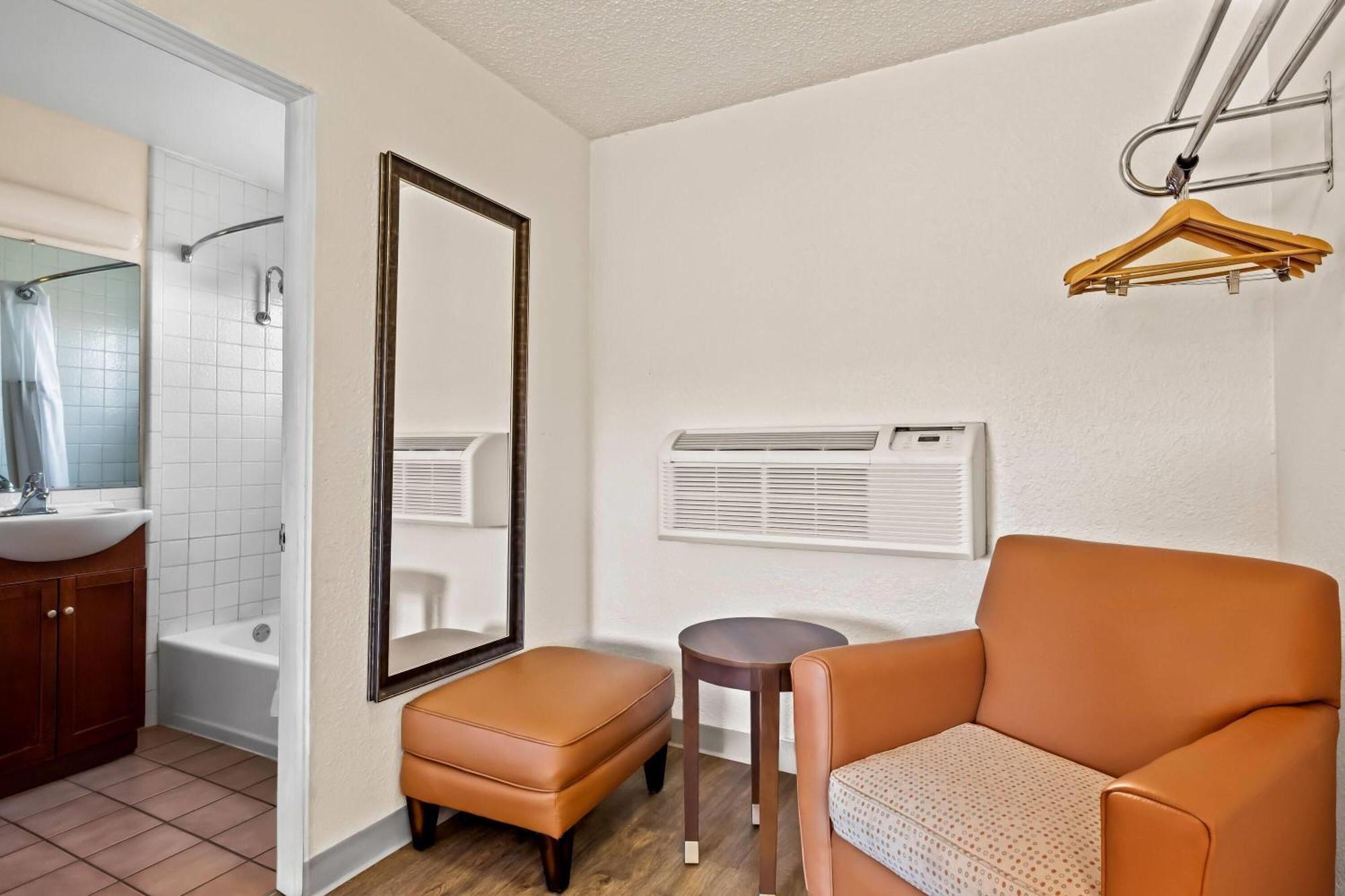 2 Queen Beds Standard Room Non-Smoking