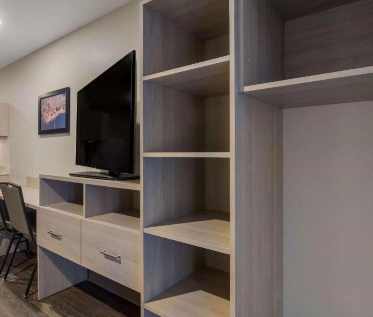 QUEEN SUITE TWO QUEEN BEDS W DISHWASHER DISHES or COOKWARE