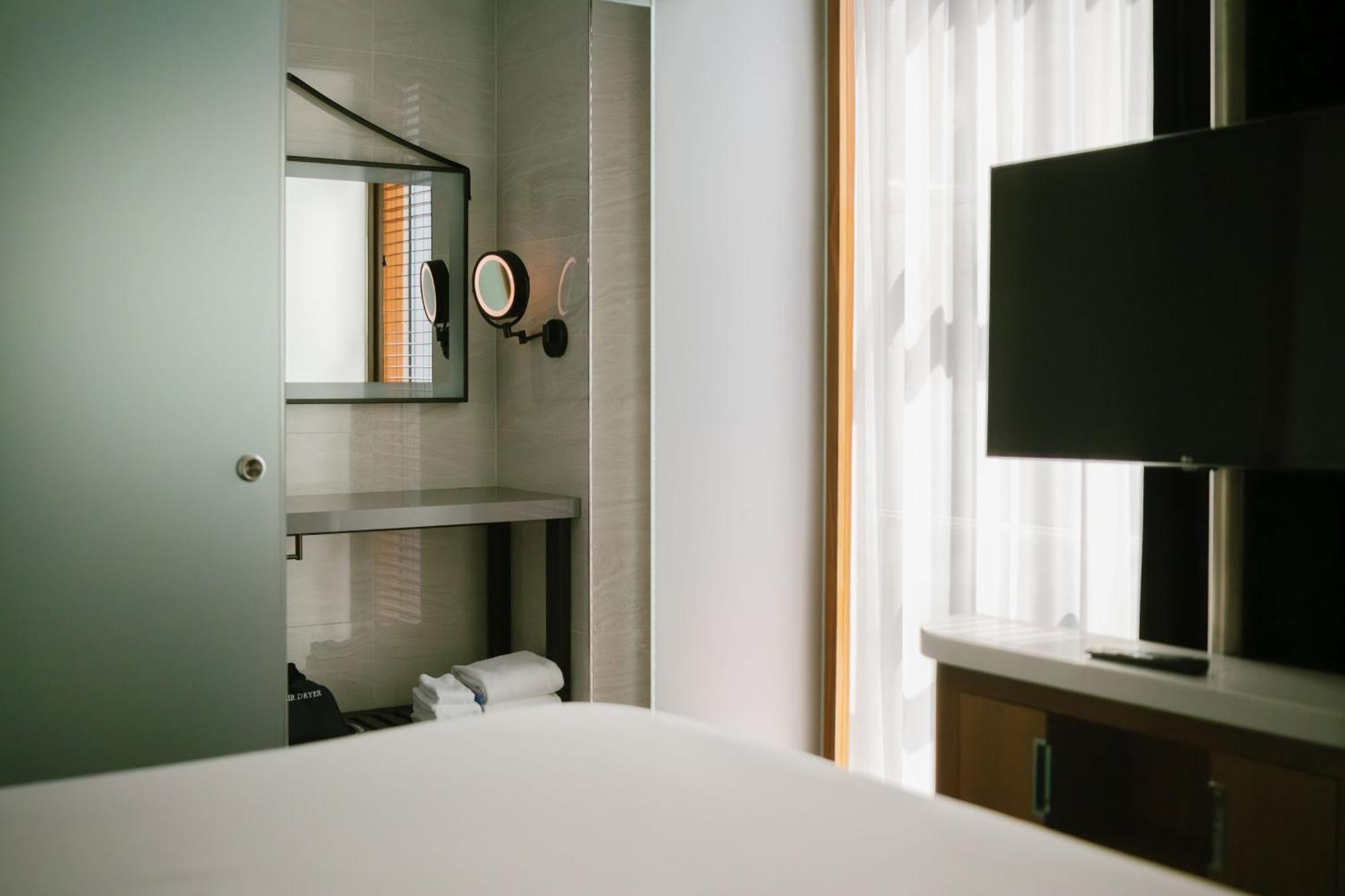 One-Bedroom King Suite Roll Shower Mobility Access