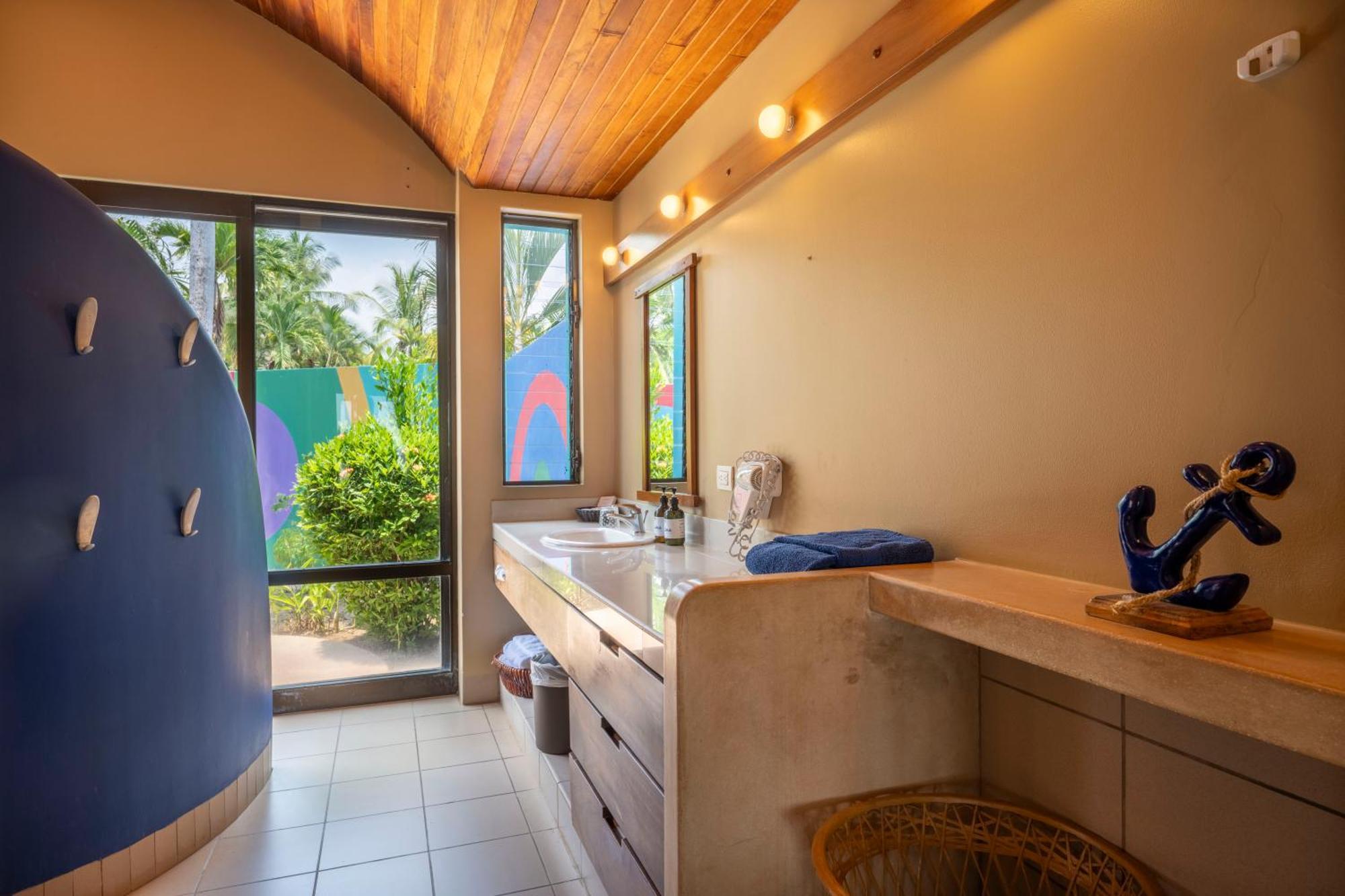 Beach Front Bungalow 2 Full Beds