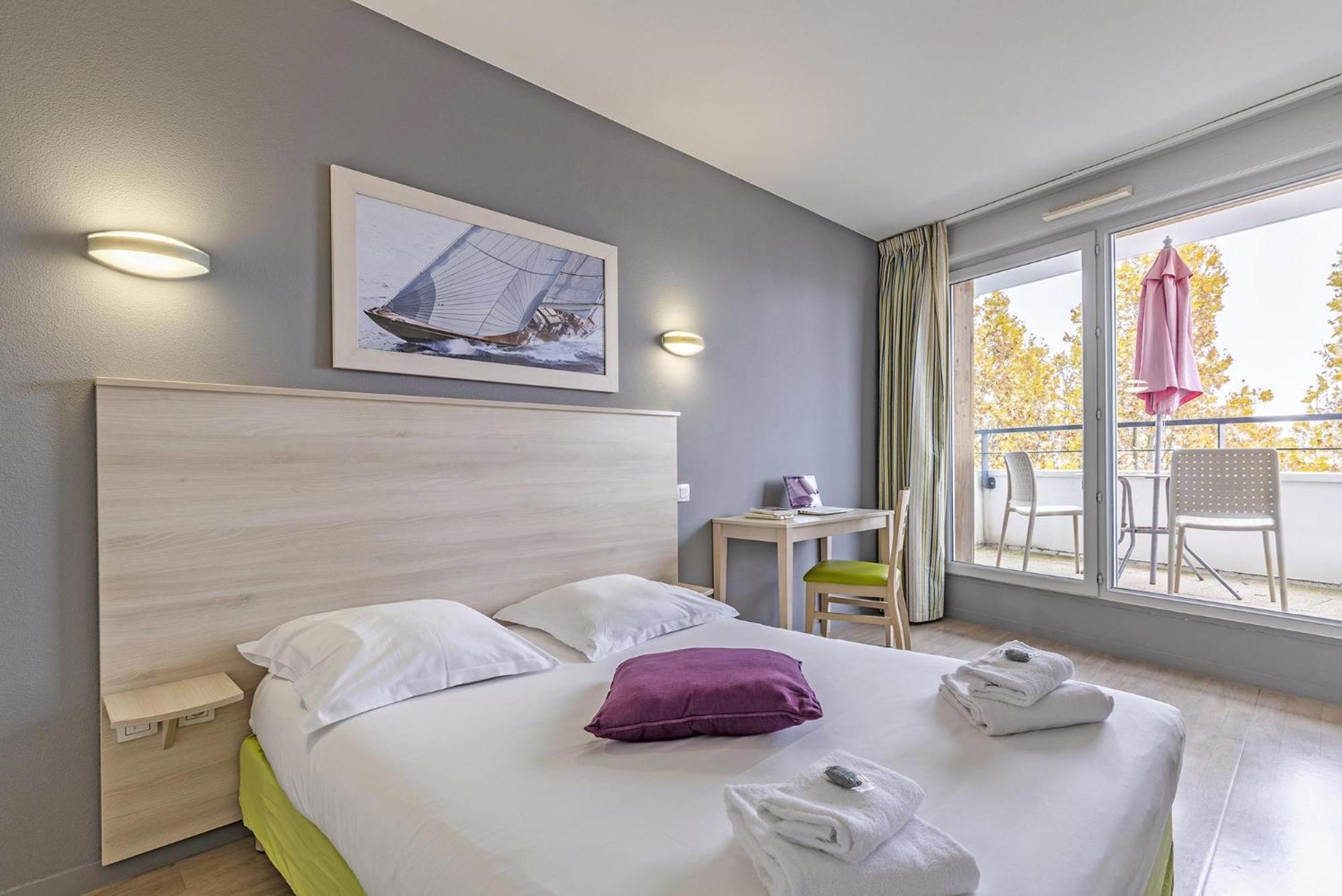 One-Bedroom Apartment &