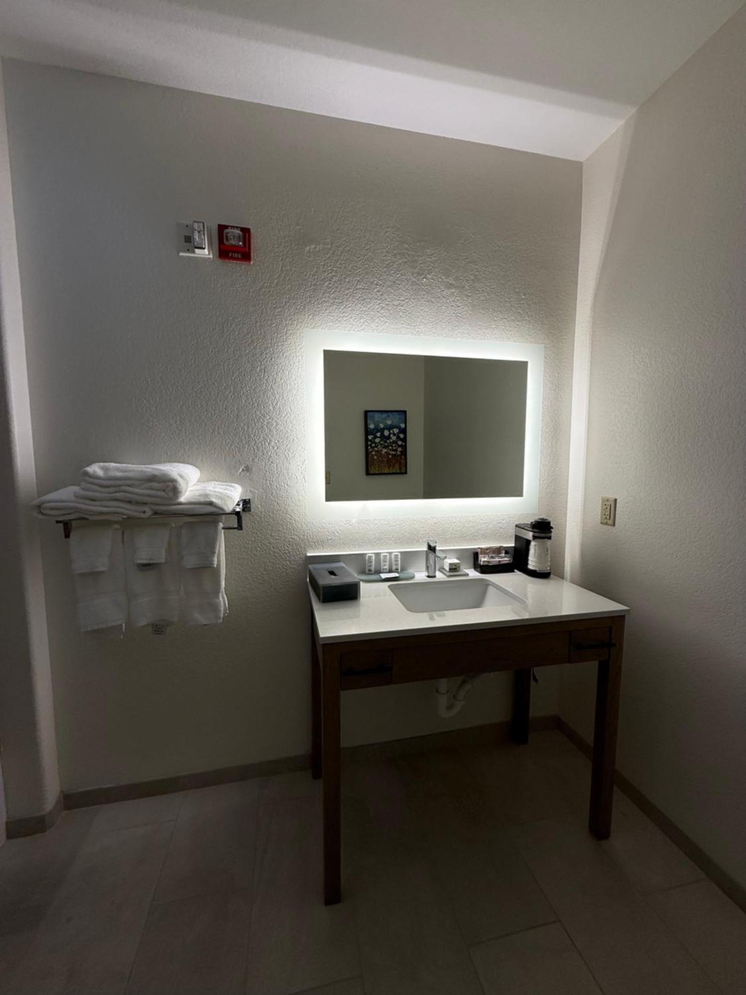 Deluxe King Room with Bath Tub - Mobility Accessible/Non-Smoking