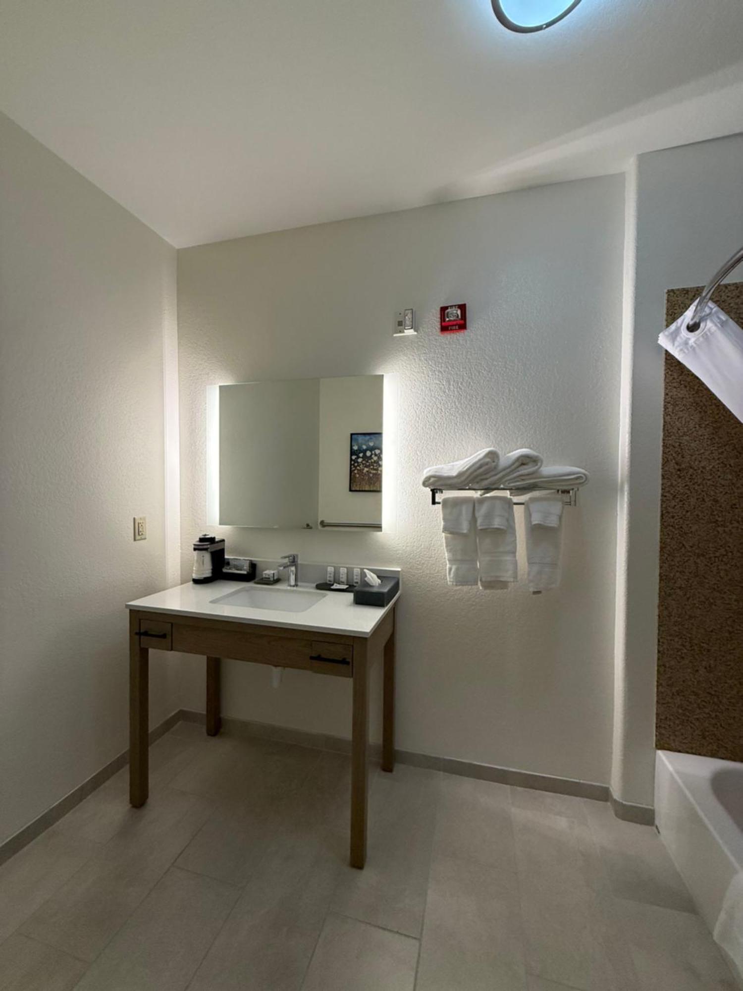 King Room with Bath Tub - Mobility Accessible/Non-Smoking